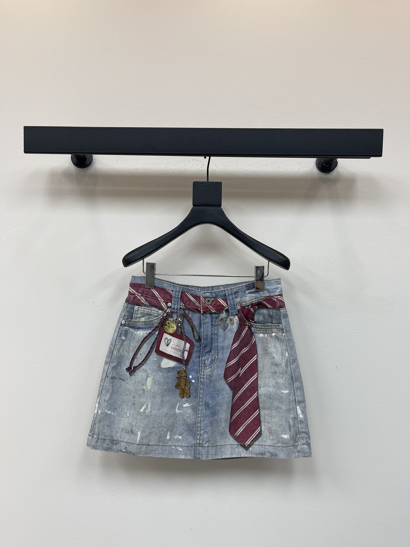 NO:451869,Designer denim skirt, playful and cute design, 3D printed pattern, with inner liner design, red and white tie tie around the waist to add highlights, and also has certificate style accessories, which is fashionable and personalized. SML, skirts, ties, alexander wang19860909设计师牛仔短裙,设计俏皮可爱,3D打印图案,带内胆设计,腰间系着红白条领带增添亮点,还挂有证件样式配饰,时尚又个性.SML,,skirts,ties,alexander wang,Women's clothing