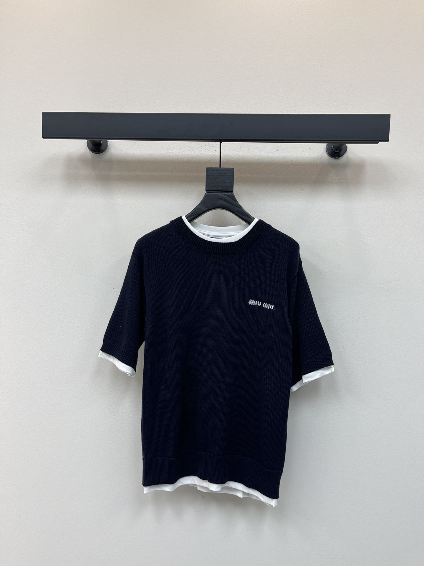 NO:451879,Miumi*25 early autumn new visual fake two-piece design contrasting color stacked round neck knitted short-sleeved top!  A slightly loose fit!  Age-reducing college-style miu girl outfits!  The elegant girlish style has a sweet and sweet style. The original customized version makes the upper body look huge!  Imported cashmere + wool yarn is soft and delicate!  The quality of workmanship depends on the details!  SML, miumiu, T-shirt, alexander wang19860909Miumi*25早秋新款视觉假两件设计撞色叠搭圆领针织短袖上衣！微宽松版型！减龄学院风miu系少女穿搭！气质少女风小短款设计减龄甜美气息.原版定制版型上身巨显瘦！进口羊绒＋绵羊毛纱线软糯细腻！做工品质看细节！SML,,miumiu,T-shirt,alexander wang,Women's clothing