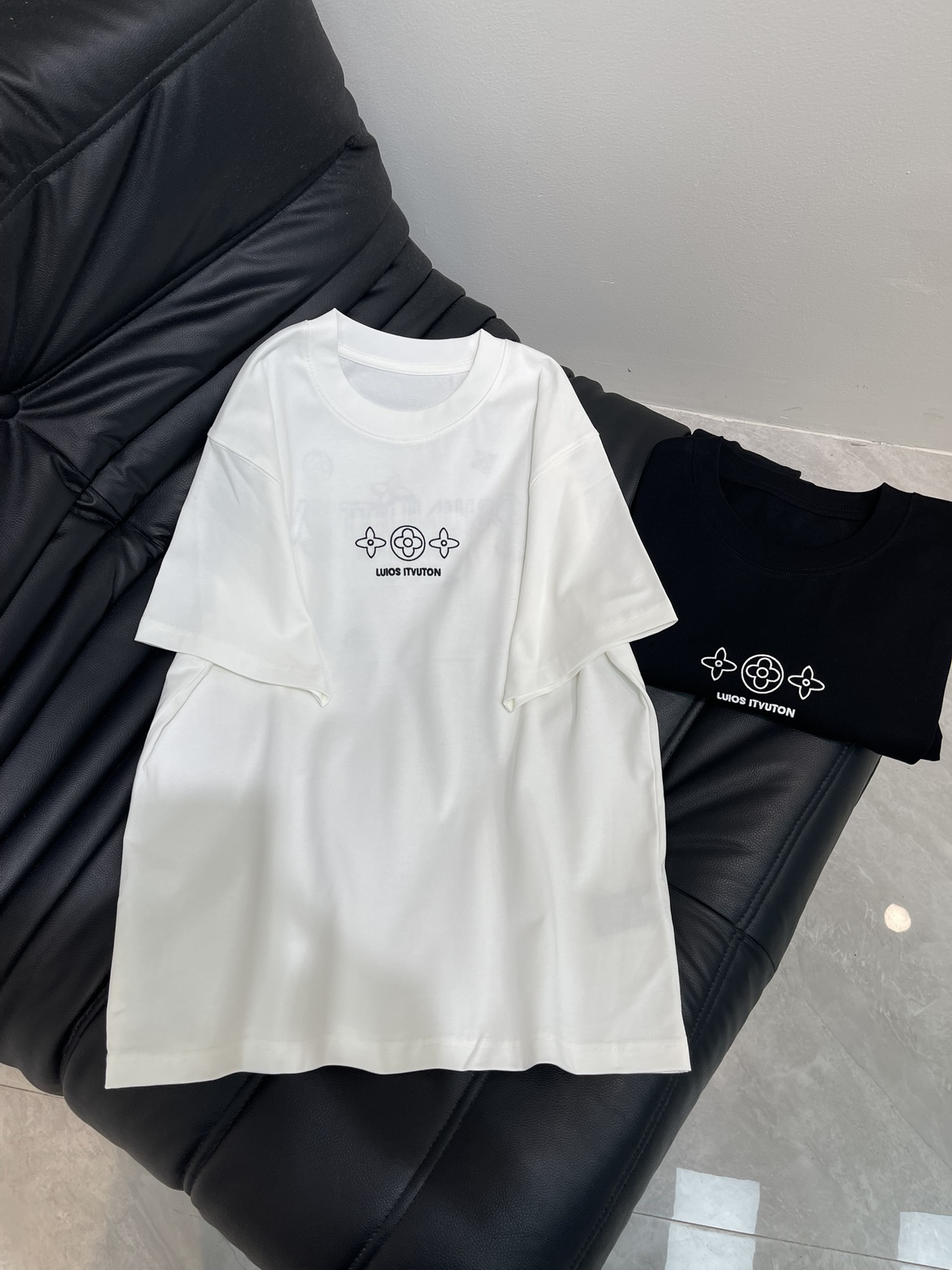 NO:454853,No standard/live broadcast style - front and back letter embroidered short-sleeved T-shirt fabric 300g pure cotton double yarn!  Crafts and embroidery front and back!  Os loose style, same style for men and women!  Black White SML, T-shirt,tees,t-shirt,alexander wang19860909无标/直播款-前后字母刺绣短袖T恤 面料300g纯棉双纱！ 工艺前后幅刺绣！ Os宽松版型,男女同款！ 黑色 白色 SML,,T-shirt,tees，t-shirt,alexander wang,Women's clothing