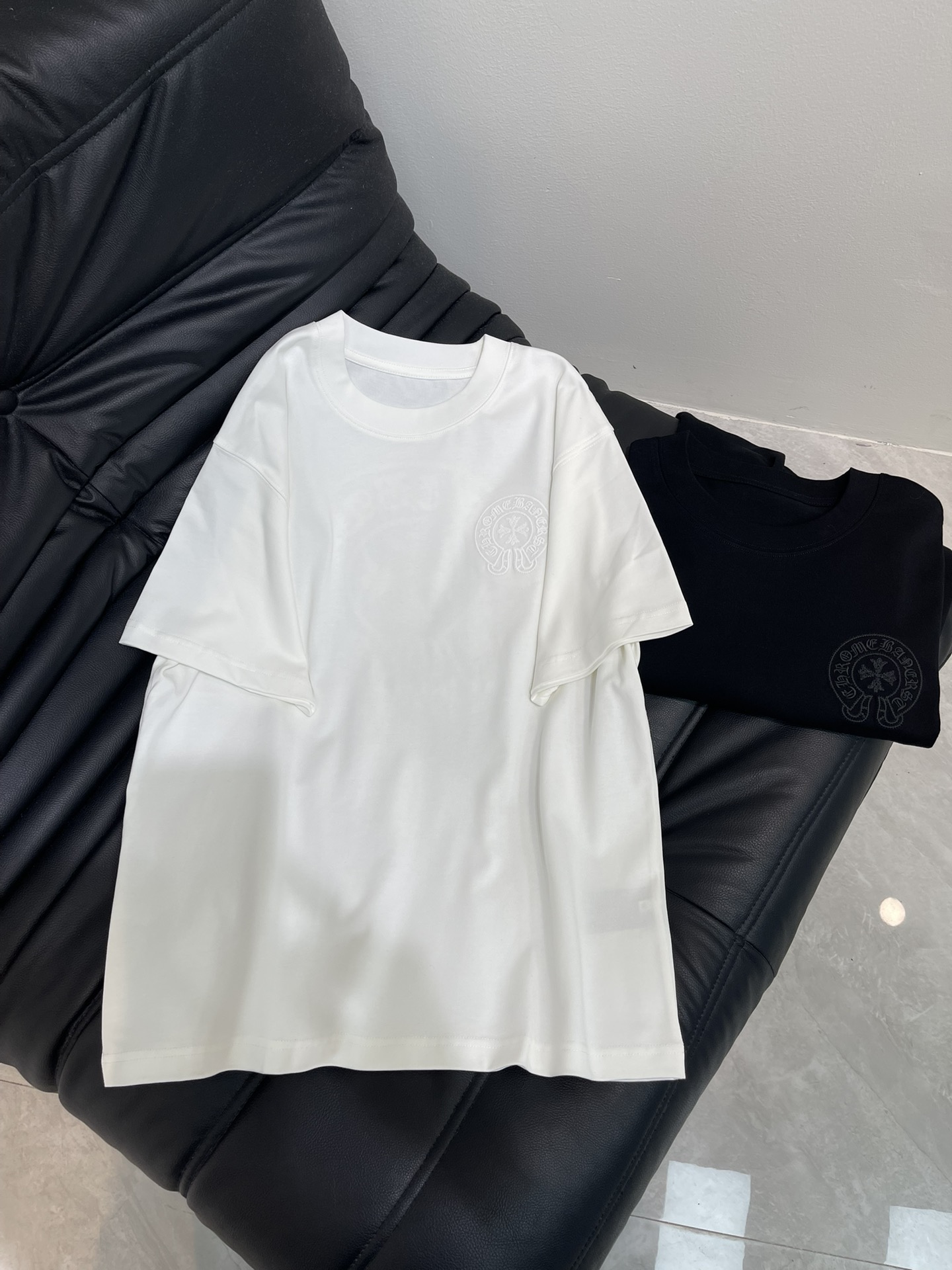 NO:454848,No standard/live broadcast model - Crowxin front and rear three-dimensional embroidered short-sleeved T-shirts available in stock, live broadcast special supply!  Fabric 300g pure cotton double yarn!  Three-dimensional embroidery for front and back!  Os loose style, same style for men and women!  Black White SML, chrome hearts,T-shirt,tees,t-shirt,alexander wang19860909无标/直播款-克罗心前后立体刺绣短袖T恤 现货供应,直播特供！ 面料300g纯棉双纱！ 工艺前后幅立体刺绣！ Os宽松版型,男女同款！ 黑色 白色 SML,,chrome hearts,T-shirt,tees，t-shirt,alexander wang,Women's clothing