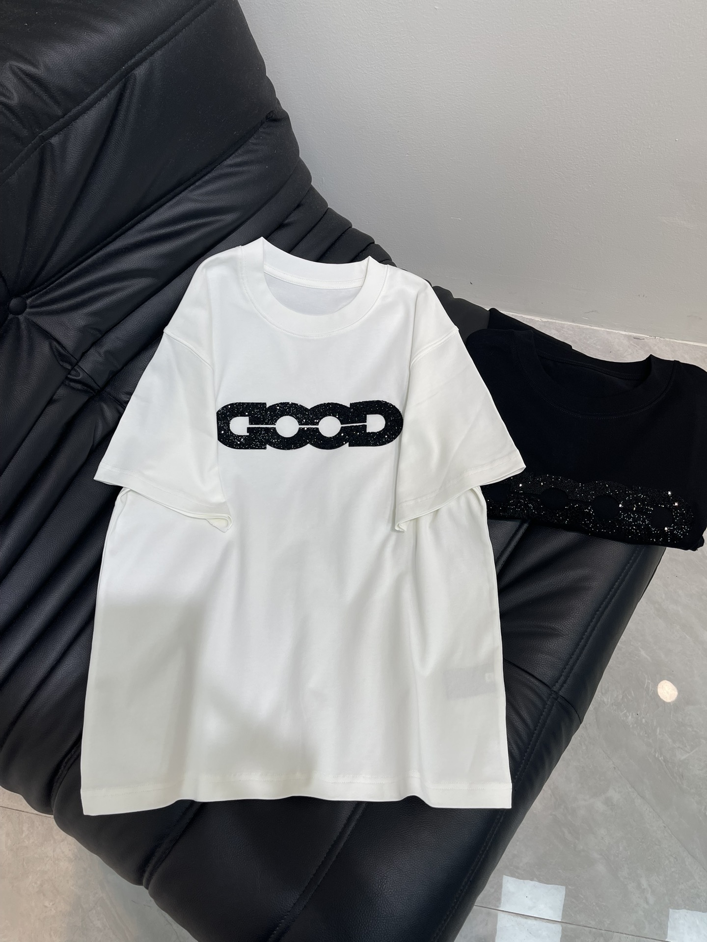 NO:454843,No standard/live broadcast style - short-sleeved T-shirt with ironing letters, fabric 300g pure cotton double yarn!  Craft front craftsmanship embossed!  Os style, same style for men and women!  Black White SML, T-shirt,tees,t-shirt,alexander wang19860909无标/直播款-烫钻字母短袖T恤 面料300g纯棉双纱！ 工艺前幅烫钻压花！ Os版型 男女同款！ 黑色 白色 SML,,T-shirt,tees，t-shirt,alexander wang,Women's clothing