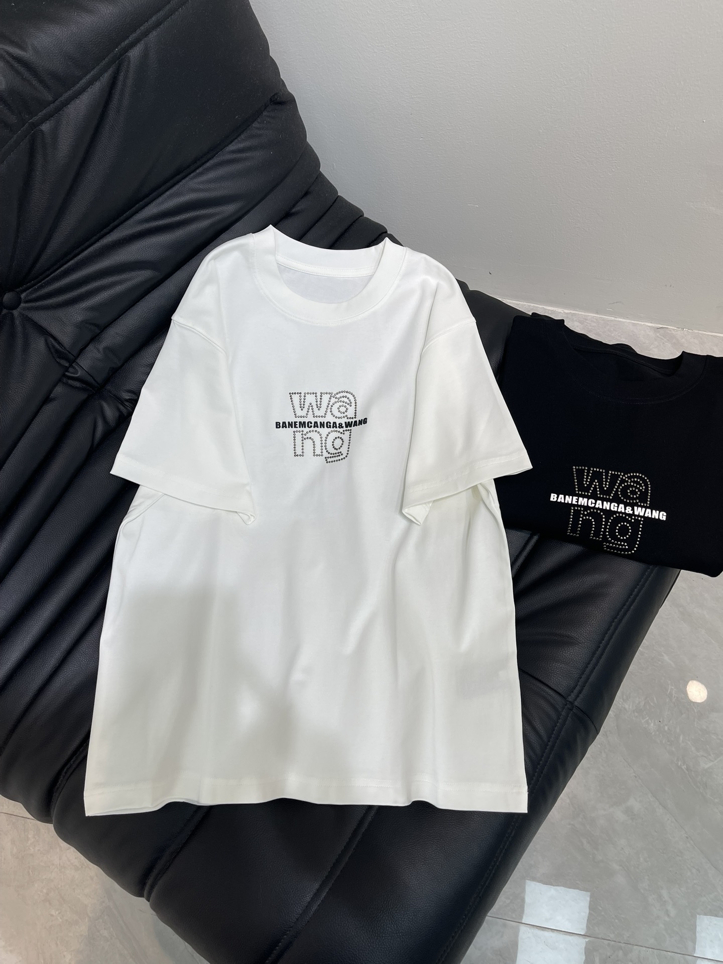 NO:454838,No standard/live broadcast style - front and rear letter short-sleeved T-shirt fabric 300g pure cotton double yarn!  The metal willow nails with iron diamonds and three-dimensional glue embossed floss cloth hot paintings in front and back!  Os loose style, same style for men and women!  Black White SML, T-shirt,tees,t-shirt,alexander wang19860909无标/直播款-前后字母短袖T恤 面料300g纯棉双纱！ 工艺前后幅金属柳钉烫钻立体胶压花丝绒布烫画！ Os宽松版型,男女同款！ 黑色 白色 SML,,T-shirt,tees，t-shirt,alexander wang,Women's clothing