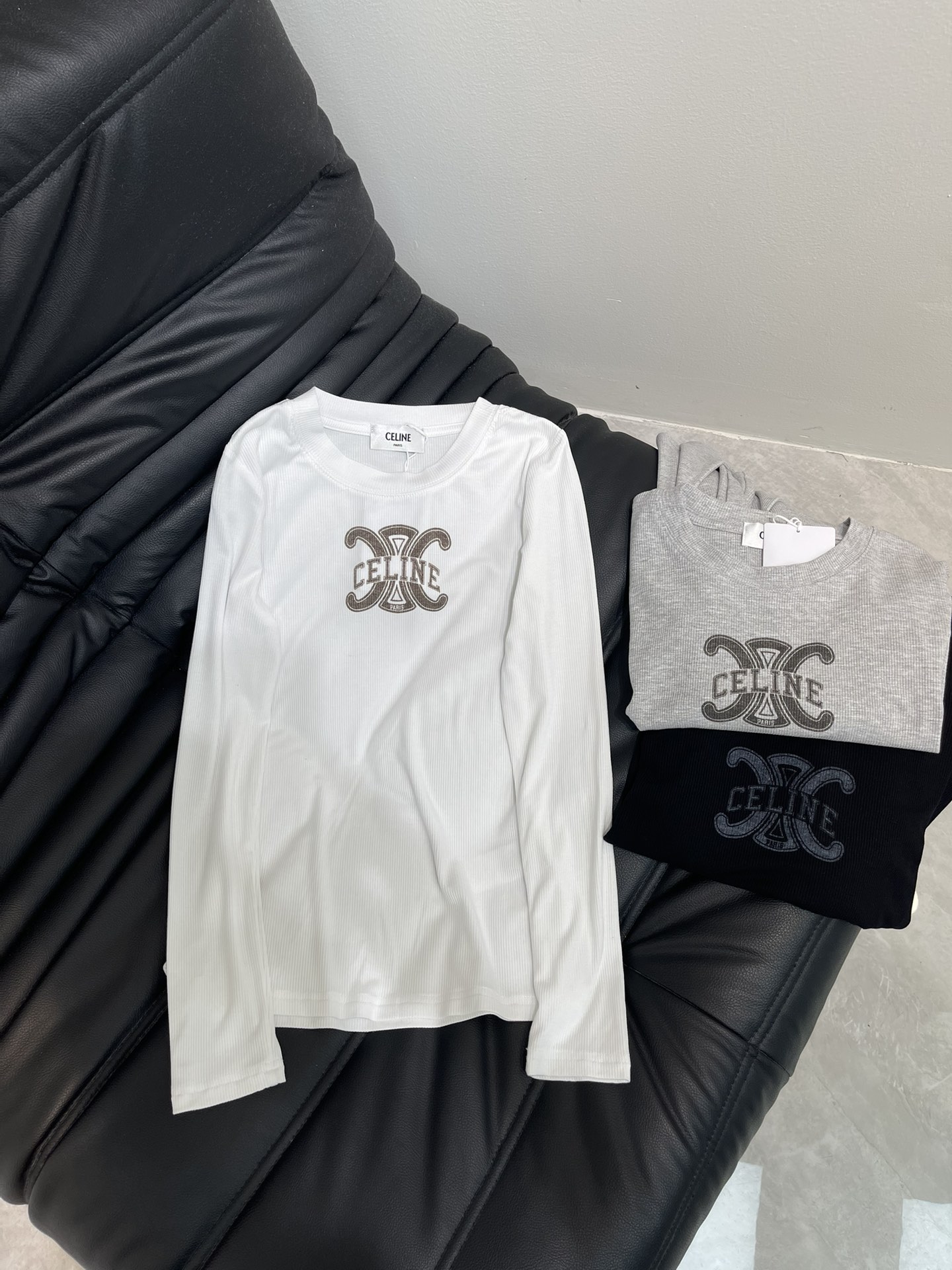 NO:452461,Celin*25 autumn and winter new logo letters high elastic long-sleeved base shirt. An indispensable item for autumn and winter wardrobe. It looks very good whether worn alone or in the inner layer. It shows off your figure. Customized threaded cotton fabric. The fabric comes with elasticity and good elasticity. The upper body is soft and comfortable. Logo design. The overall wiring is flat and delicate. Versatile. SML, celine, alexander wang.19860909Celin*25秋冬新款logo字母高弹力长袖打底衫 秋冬衣柜不可缺少的单品 无论单穿还是内搭都很好看 很显身材 定制螺纹棉面料 面料自带弹力 回弹力好 上身柔软舒适 logo设计 整体走线平整细腻 百搭款 SML,,celine,alexander wang,Women's clothing