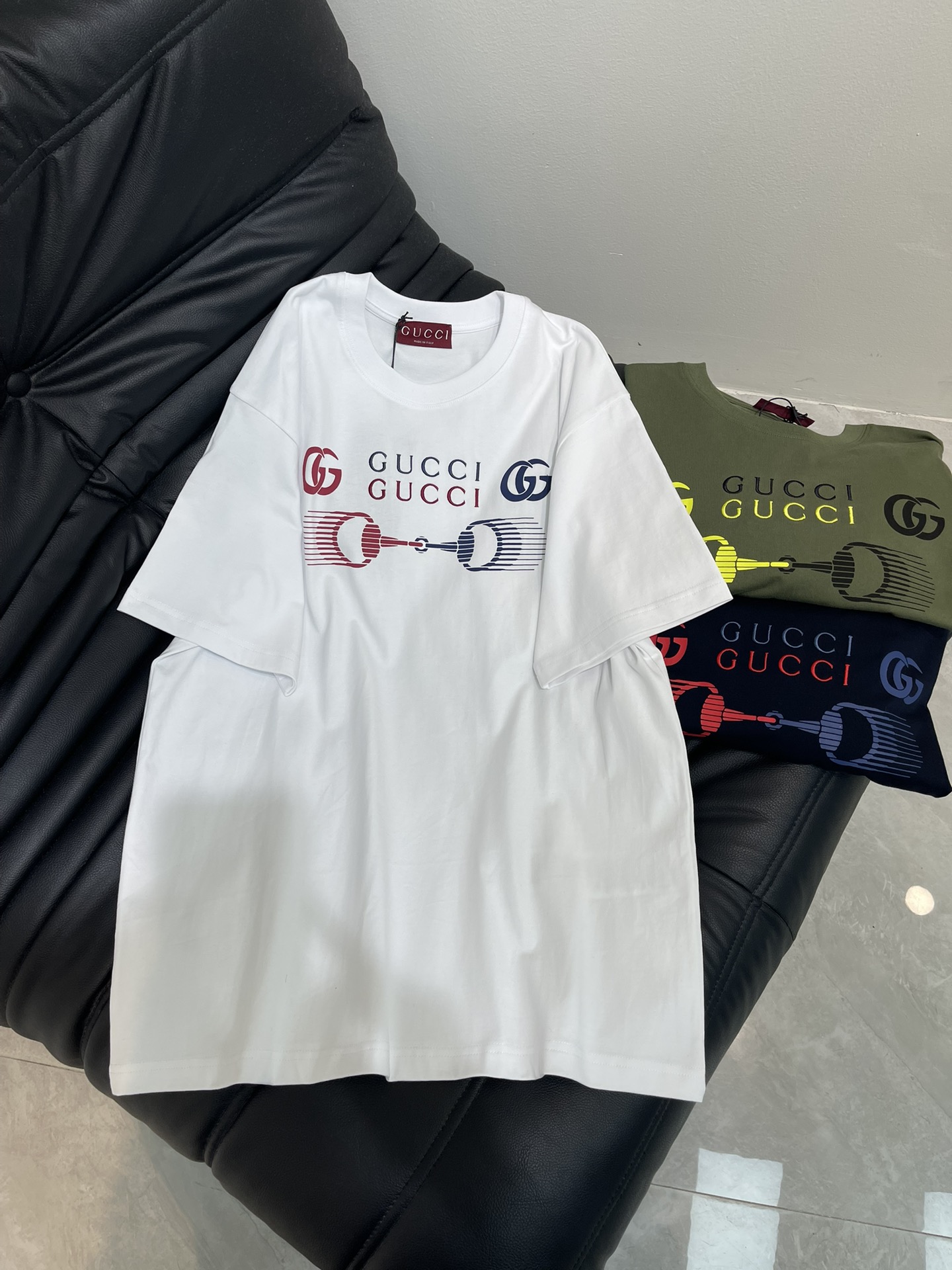 NO:451884,Gucc*25 spring and summer new printed round neck short-sleeved T-shirt Customized YB native cotton material breathable and comfortable, full texture Loose short-sleeved T-shirt cut highlights the brand style Made of gram-weight pure cotton, full of drape, presents a slim visual effect YB development The whole garment restores a refreshing multi-layer blue and red color scheme The chest uses printing technology and contrasting colors to outline the three-dimensional brand letter logo and buckle pattern Variable dynamic effect Strengthen brand identity Fashion and high-end feel instantly Create a personal style Fashion and relaxed Inner outfits are stylish and fashionable SML, gucci, T-shirt,tees, t-shirt,alexander wang19860909Gucc*25春夏新款印花圆领短袖T恤 定制YB原生全棉材质 透气舒适 质感十足 宽松短袖T恤裁剪 凸显品牌格调 采用克重纯棉制成 垂坠感十足 呈现显瘦视觉效果 YB开发 整件成衣还原出清爽多层次蓝红配色 胸前利用印花工艺和撞色勾勒出立体风格的品牌字母徽标和链扣图案 变体动感效果 加强品牌标识度 时尚高级感立现 打造个性风格 时髦松弛 单穿内搭都出彩时髦 SML,,gucci,T-shirt,tees，t-shirt,alexander wang,Women's clothing