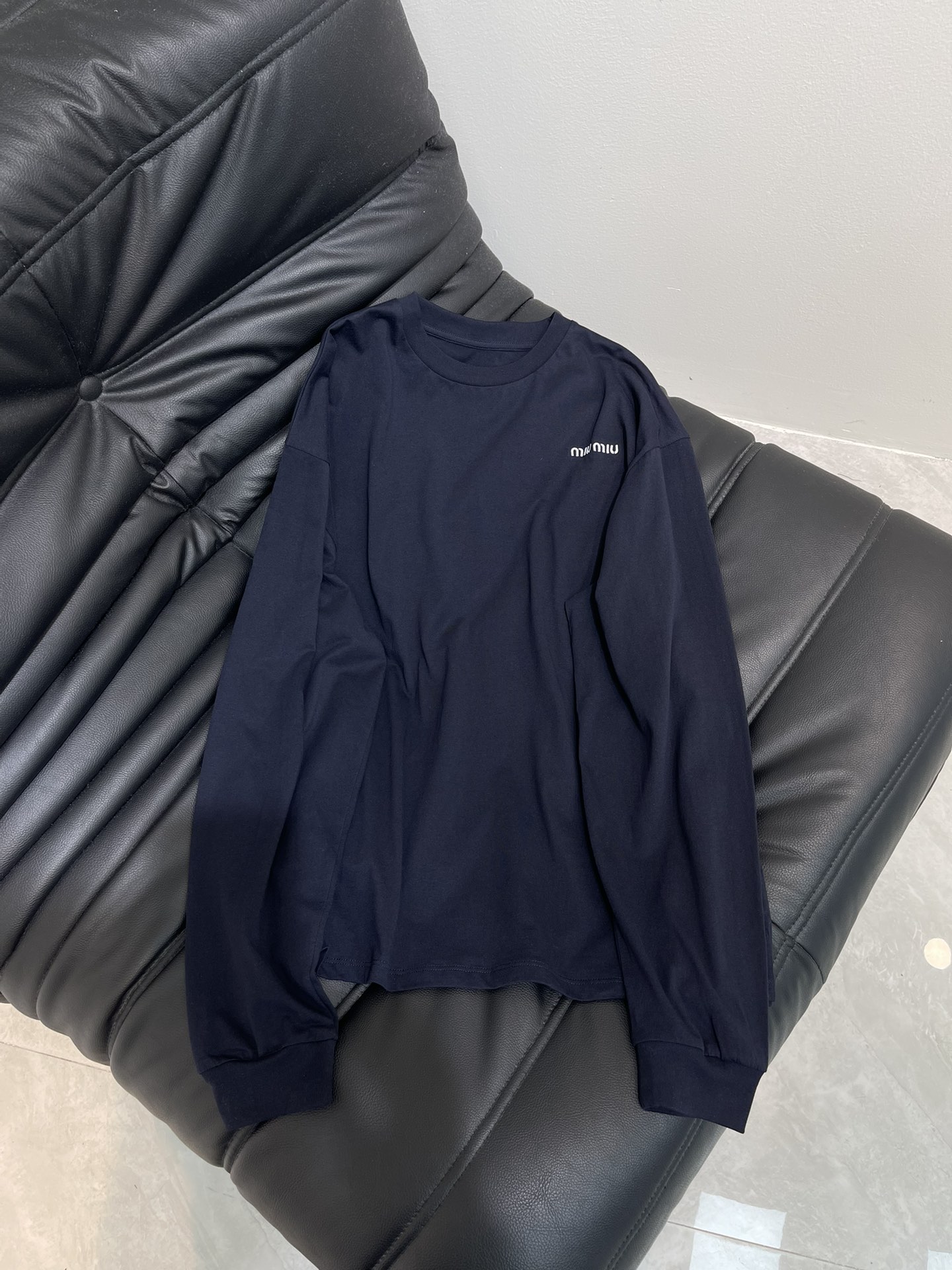 NO:452473,Miumi*25 early autumn new round neck long sleeve base. Solid color has an indescribable sense of high-end. Whether worn alone or as an inner wear, it can make people shine. Fresh and refined. It does not pick the skin tone and has a sense of high-end. The fabric is soft and smooth to the touch. It is also great for breathability. Loose style. It has a sense of fashionableness. It is easy to grasp every day for commuting. SML,,miumiu,alexander wang19860909Miumi*25早秋新款圆领长袖打底 纯色有着难以言喻的高级感 无论是单穿还是作为内搭 都能让人眼前一亮 清新脱俗 不挑肤色还自带高级感 面料摸起来柔软顺滑 透气性也很棒 宽松版型 随性中带着时髦感 日常通勤轻松拿捏 SML,,miumiu,alexander wang,Women's clothing