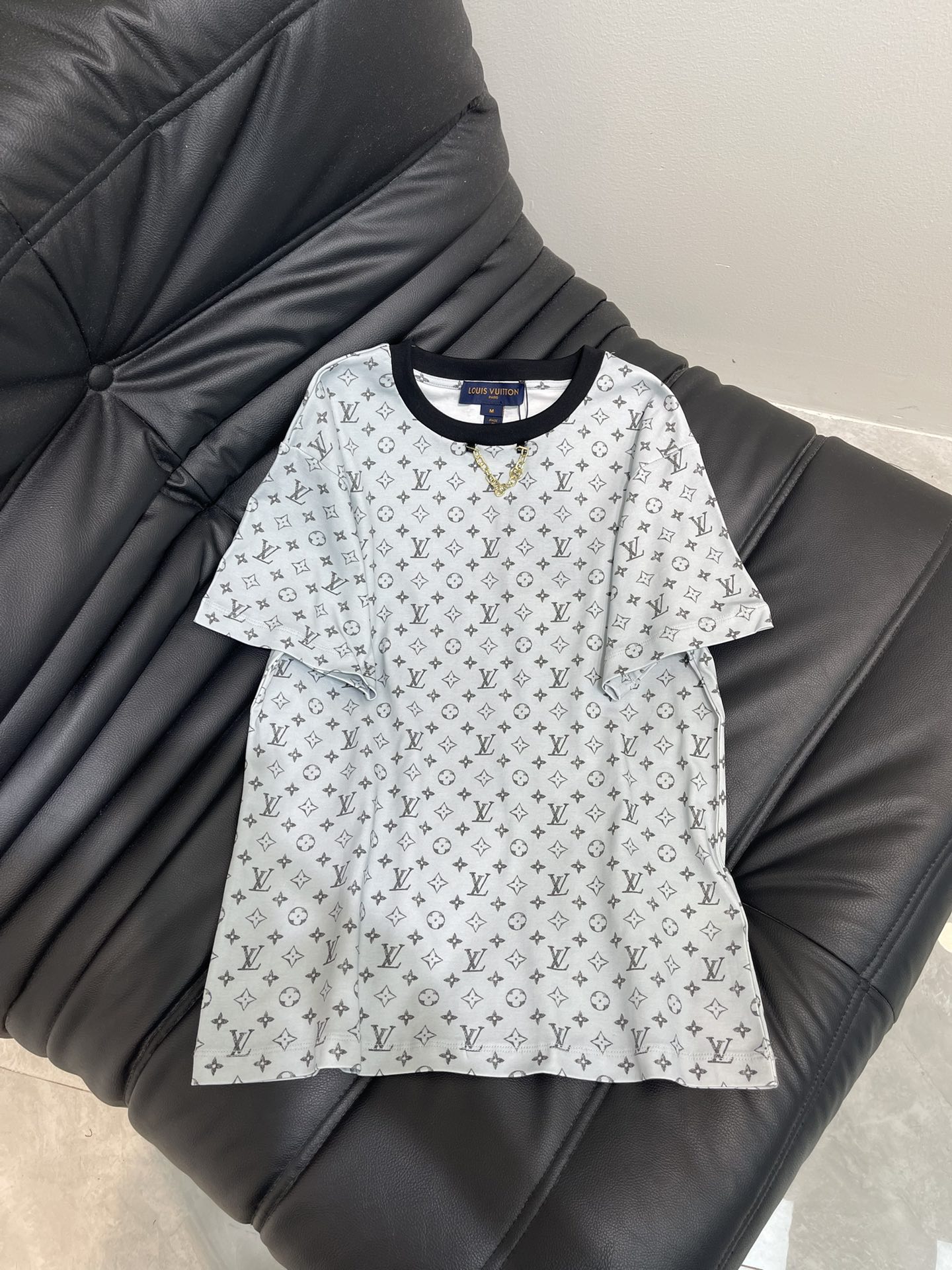 NO:452477,Louis Vuitto*25 new printed short-sleeved T-shirt with exquisite regular style and huge slim upper body!  Customized latest presbyterian prints, low-key and luxurious!  A must-have item for fashionable things unlocks all outfits!  Determine the quality of my home!  Classic items are fashionable and high-end, and the classic style is versatile and not picky!  SML, louis vuitton,T-shirt,tees,t-shirt,alexander wang19860909Louis Vuitto*25新品印花短袖T恤 精致常规版型上身巨显瘦！ 定制最新老花印花 低调奢华！ 时髦精必备单品解锁所有穿搭！ 认准我家品质！经典单品时髦又高级 经典版型百搭不挑人！ SML,,louis vuitton,T-shirt,tees，t-shirt,alexander wang,Women's clothing