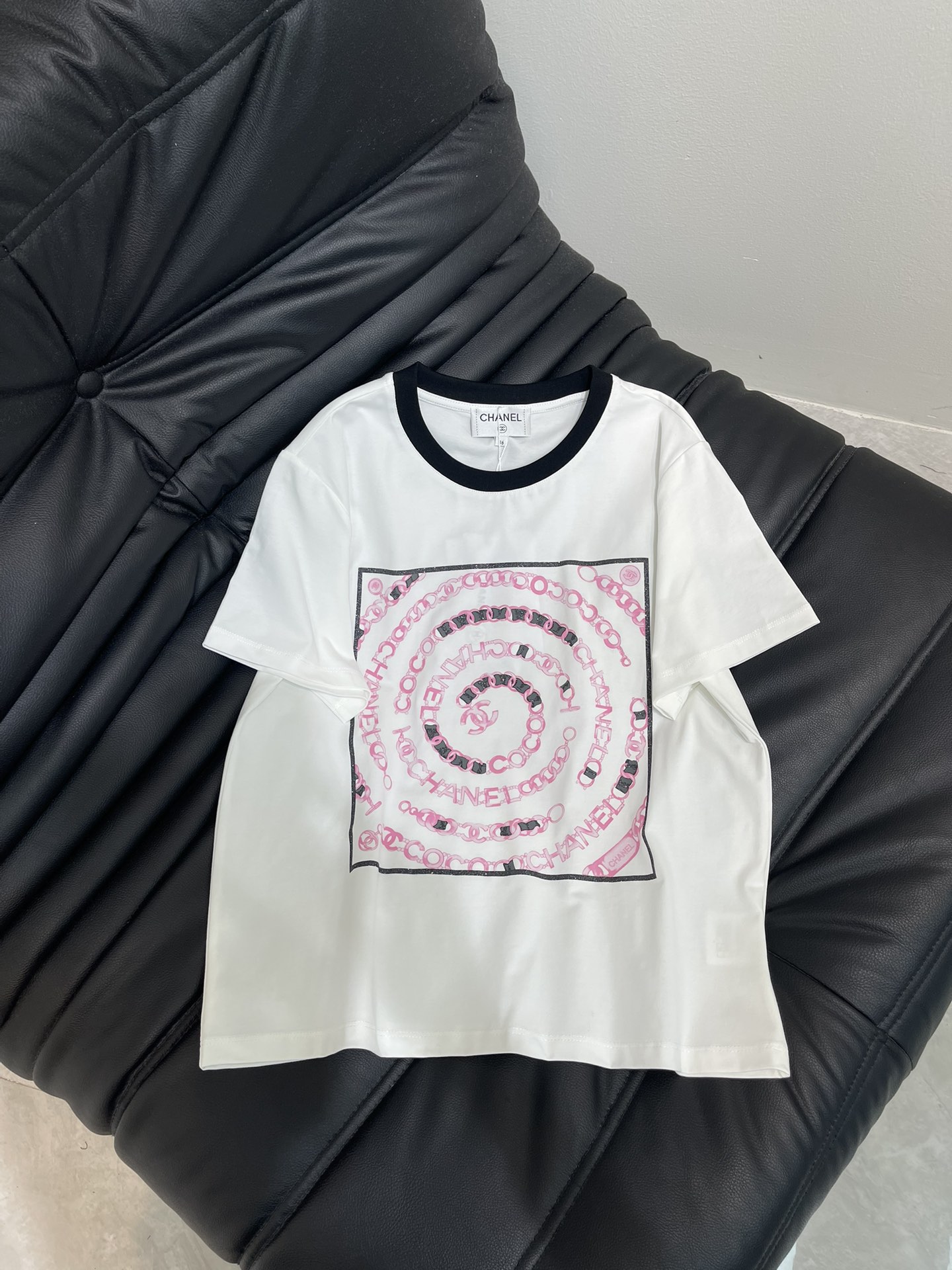 NO:451889,Chane*25 spring and summer new letter printed logo short-sleeved T-shirt Customized YB mercerated cotton material breathable and comfortable, full texture. Regular short-sleeved T-shirt cut highlights the brand style. Made of gram-weight pure cotton, slightly elastic, and gives a slim visual effect. Black collar. Double black pink color chain on the chest is combined into a spiral shape. Wrap the middle letter logo. The upper body is versatile and high-end. Show high-end style. The inner wear is brilliant and fashionable. SML, chanel, T-shirt,tees, t-shirt,alexander wang19860909Chane*25春夏新款字母印花徽标短袖T恤 定制YB丝光全棉材质 透气舒适 质感十足 常规短袖T恤裁剪 凸显品牌格调 采用克重纯棉制成 略带有弹力 呈现显瘦视觉效果 黑色领边 胸前双重黑粉配色链条组合成螺旋造型 包裹中间字母徽标 上身百搭高级 彰显高级格调 单穿内搭都出彩时髦 SML,,chanel,T-shirt,tees，t-shirt,alexander wang,Women's clothing