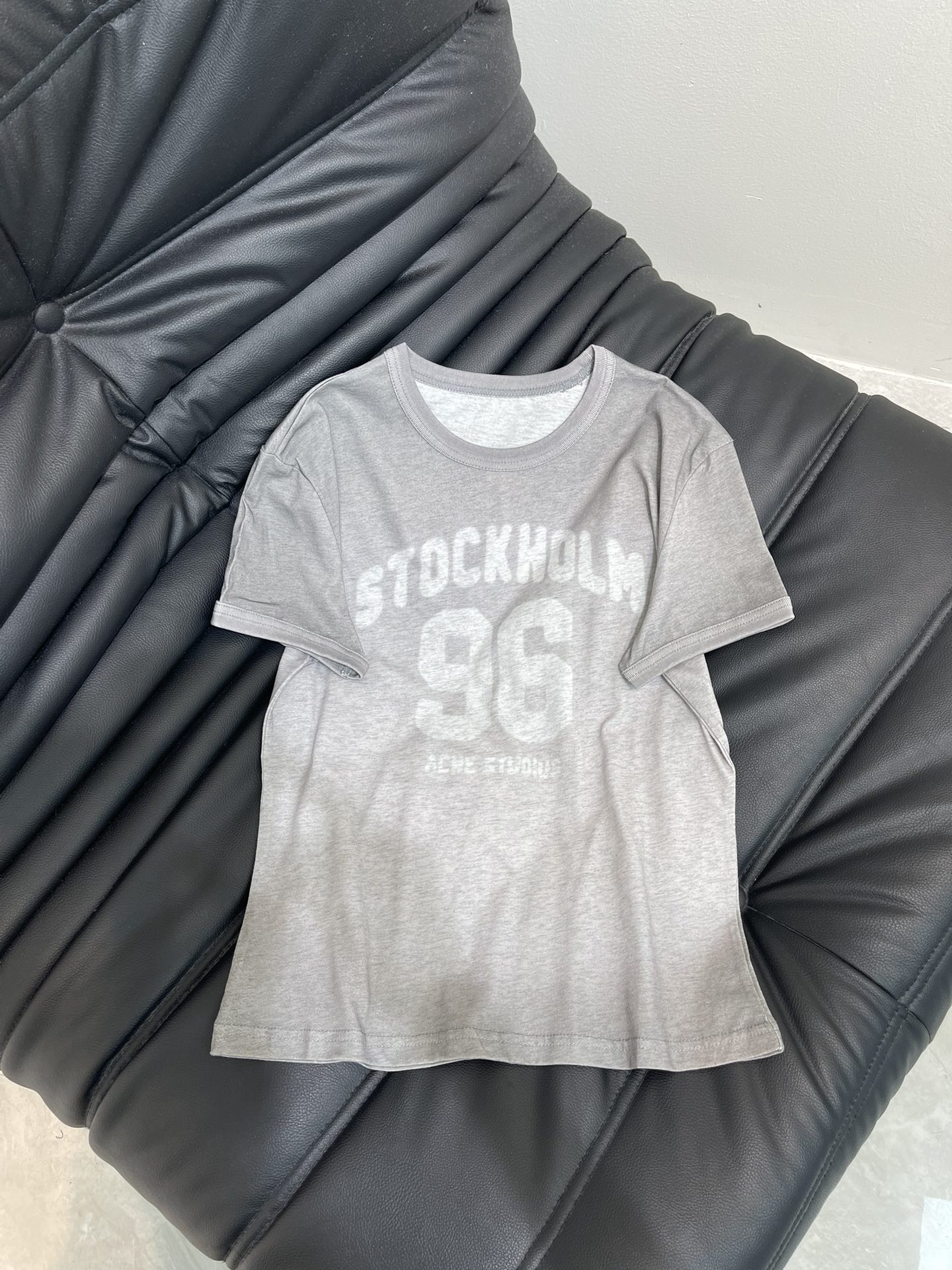 NO:451894,Acne studio*25 new spray painted retro printed T-shirt short-sleeved. The pure cotton fabric has a soft texture, delicate and smooth unique texture!  Retro comfortable and stylish!  The front chest is decorated with digital LOGO letters!  Create a good high-end casual retro feel!  The slim fit style is comfortable and stylish on the upper body, and there is no outdated basic style. It can be easily controlled with any combination. I will definitely not reject it!  SML, acne studios,dior,T-shirt,tees,t-shirt,alexander wang19860909Acne studio*25新款喷绘复古印花T恤短袖.纯棉面料质地柔软,细腻、爽滑的独特质感！复古舒适而有格调！前胸饰有做数字LOGO字母！形成很好的高级随性复古感！修身合体的版型,上身舒适有型,不存在过时的基础款,任意搭配都可以轻松驾驭,肯定不会拒绝它！SML,,acne studios,dior,T-shirt,tees，t-shirt,alexander wang,Women's clothing