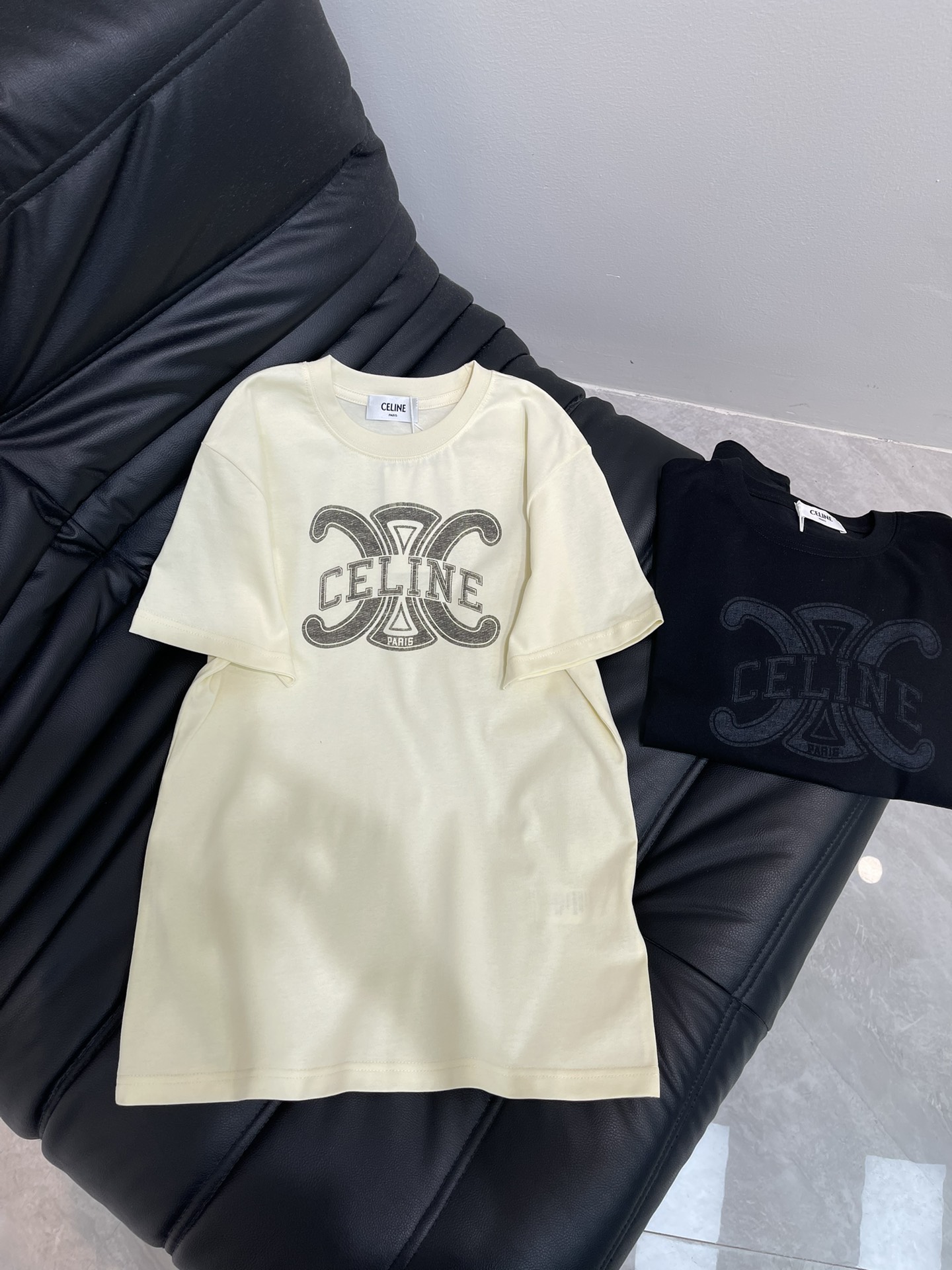 NO:452465,Celin*25 spring and summer new letter logo printed short-sleeved T-shirt, imported pure cotton fabric, classic style versatile and not picky, and the upper body is very beautiful!  SML, celine, T-shirt,tees, t-shirt,alexander wang19860909Celin*25春夏新款字母logo印花短袖T恤,进口纯棉面料,经典版型百搭不挑人,上身非常漂亮！SML,,celine,T-shirt,tees，t-shirt,alexander wang,Women's clothing