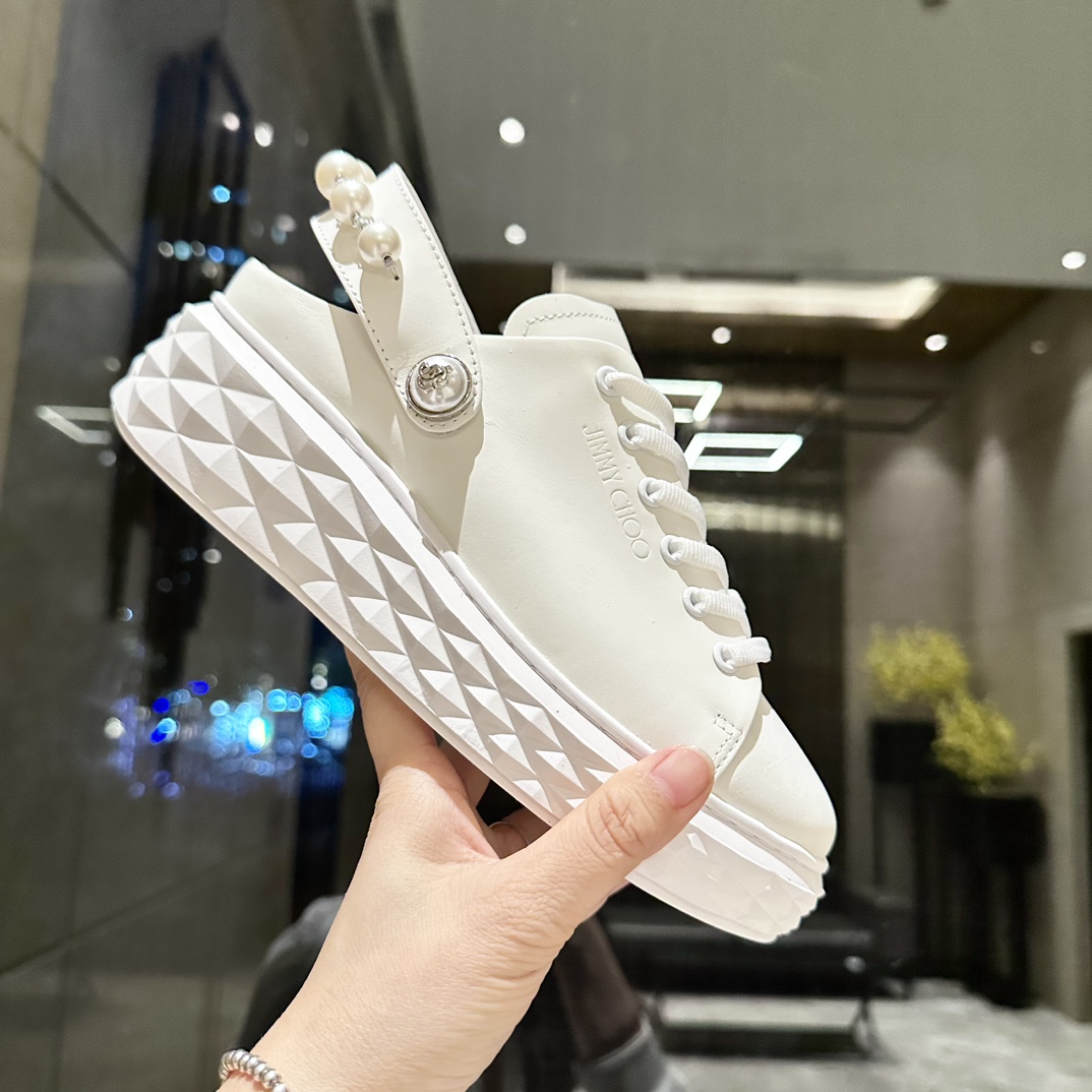 NO:448860,The new Jimmy Week JIMMY CHOO is exclusively available, with plaque and original outsole casual white shoes, using the latest craftsmanship design, with a strong three-dimensional sense and a variety of craftsmanship combined to subvert fashion and super stylish!  The rhinestones are super beautiful. Pure hand pearl chains, the original one to one, versatile and trendy, salty or sweet!  2 ways to wear!  Size35-40, casual shoes/sports shoes, jimmy choo, jimmy choo, sneakers19860909新款吉米周 JIMMY CHOO ,独家发售,格批、原版大底休闲小白鞋,采用最新工艺设计,立体感强多种工艺融合一起,颠覆时尚,超级有型！水钻搭配超美.纯手珍珠链条,原版一比一 百搭又潮流,可盐可甜！2种穿法！ Size35-40,休闲鞋/运动鞋,jimmy choo,jimmy choo,sneakers,Women's Shoes