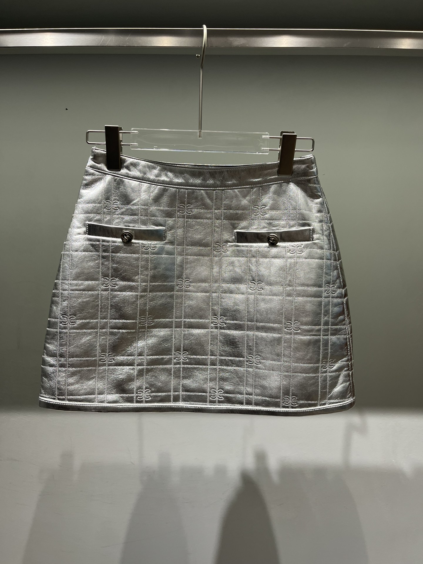 NO:721529,Xiaoxiang silver sheepskin skirt, embroidered with original buttons and lining, Chanel-clothing, chanel, skirts, sheepskin,19860909小香银色羊皮短裙,绣花工艺搭配原版纽扣和里布,香奈儿-服装,chanel,skirts,sheepskin,,Women's clothing