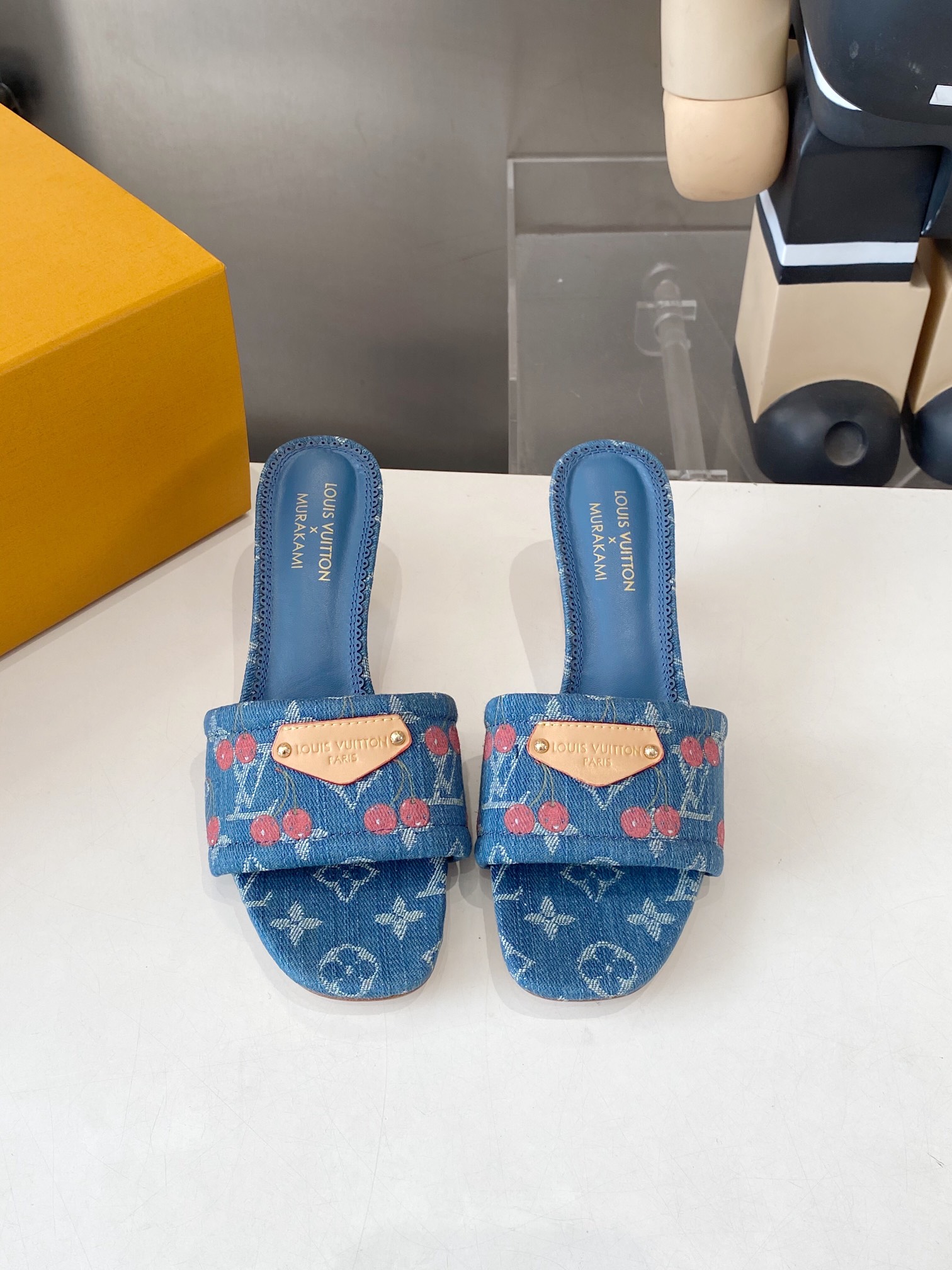 NO:439665,Cherry Heels | 5 New arrival ~L*V spring and summer graffiti slippers, too outstanding!  Fashionable, sexy and comfortable, full of the full emotional value that beautiful summer shoes can give. The shoes are also very well-behaved and beautiful!  The upper is made of imported cowhide print, sheepskin inner lining, and genuine leather sole!  size 35-4241.42 Custom height 5.5cm, slippers, louis vuitton, slippers, cowhide, sheepskin, Leather soles19860909樱桃跟 | 5 驴*家早春新品 new arrival～L*V春夏涂鸦拖鞋,也太出彩了！时尚性感舒适,拉满了夏日美鞋能给的满分情绪价值.鞋的造型也很乖巧好看呀！ 鞋面选用进口牛皮印花,羊皮内里,真皮大底！ size 35-4241.42定制 高度5.5cm,拖鞋,louis vuitton,slippers,cowhide,sheepskin,Leather soles,Women's Shoes