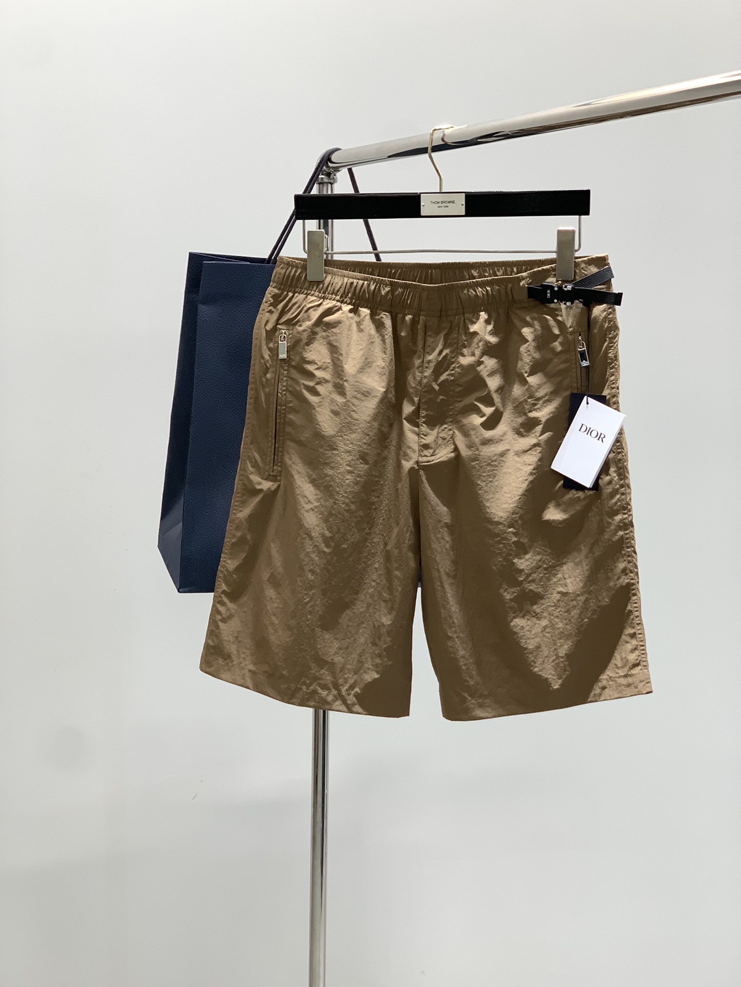 NO:469748,,Dior Dior, new summer products, available at the same time for counters, simple and fashionable casual shorts, original imported fabric, comfortable and breathable, top-grade printing craft letter pattern decoration logo, original hardware and auxiliary materials decoration, extremely high grade, unique design, fashionable and handsome on the upper body!  2 colors recommended, size 46-52 Size 46485052 Pants length 51525354 Waist circumference 84889296 Hips circumference 110114118122,,dior,dior,shorts,alexander wang19860909,Dior 迪奥, 夏季新品,专柜同步有售,简约时尚休闲短裤,原版进口面料,舒适透气,顶级印花工艺字母图案装饰logo,原版五金辅料装饰,档次极高,独特设计,上身时尚帅气！2色推荐,码数46-52 尺码46485052 裤长51525354 腰围84889296 臀围110114118122,,dior,dior,shorts,alexander wang,Men's clothing