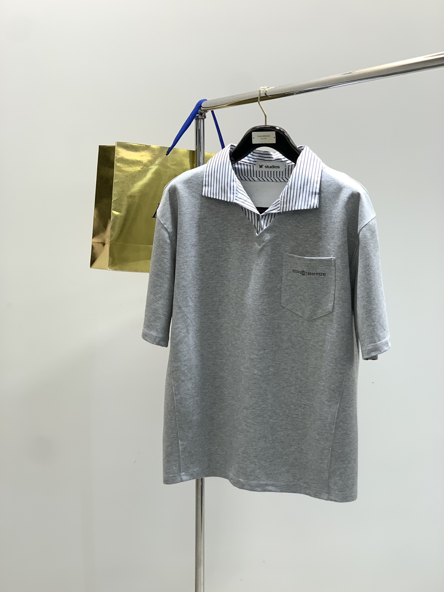 NO:469754,,Maison Margiela, the latest summer products, available at the counter at the same time, original singles, fashionable and casual lapel short-sleeved T-shirt, comfortable on the upper body!  It is eye-catching and has highlights. It uses imported original fabrics and top-grade printed craft letter pattern logo. It is simple but not lacks fashion, and the upper body is very handsome!  2 colors recommendation, code number S-2XL,,masion margiela,T-shirt,tees,t-shirt,alexander wang19860909,Maison Margiela马吉拉,夏季最新品,专柜同步有售,原单狠货,时尚休闲翻领短袖T恤,上身舒适！吸睛而有亮点,采用进口原版面料,顶级印花工艺字母图案logo,简单而不失时尚,上身帅气十足！2色推荐,码数S-2XL,,masion margiela,T-shirt,tees，t-shirt,alexander wang,Men's clothing