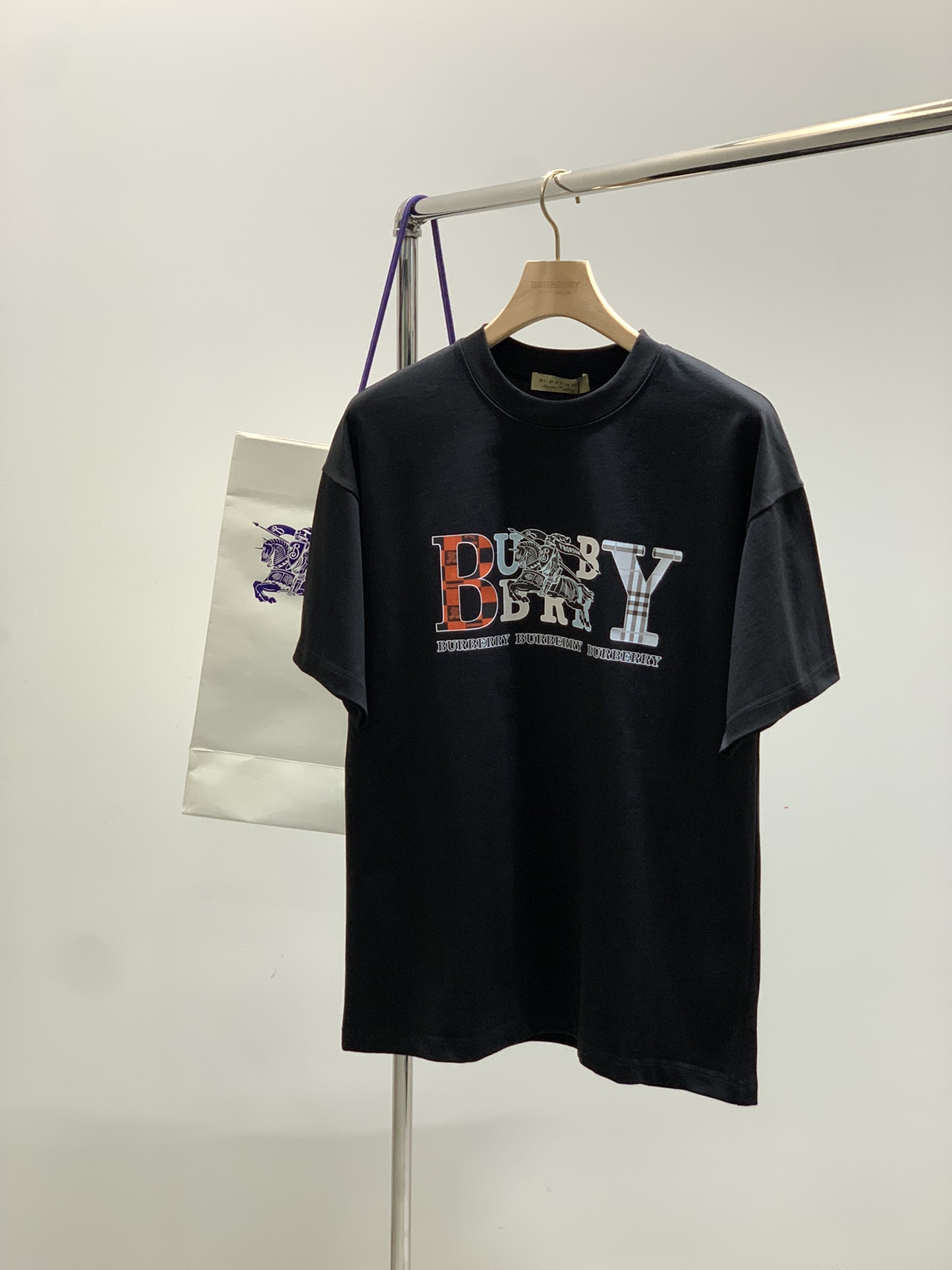 NO:469759,,Burberry Burberry, the latest summer products, available at the counter at the same time, original singles, fashionable and casual round neck short-sleeved T-shirt, imported original fabric, comfortable and breathable upper body, top printing craft letter pattern decoration logo, extremely high grade, comfortable and versatile, top body handsome, 2 colors recommended, code number M-3Xl, ,burberry, burberry, T-shirt,tees, t-shirt,alexander wang19860909,Burberry 巴宝莉,夏季最新品,专柜同步有售,原单狠货,时尚休闲圆领短袖T恤,进口原版面料,上身舒适透气,顶级印花工艺字母图案装饰logo,档次极高,舒适百搭,上身帅气十足,2色推荐,码数M-3Xl,,burberry,burberry,T-shirt,tees，t-shirt,alexander wang,Men's clothing