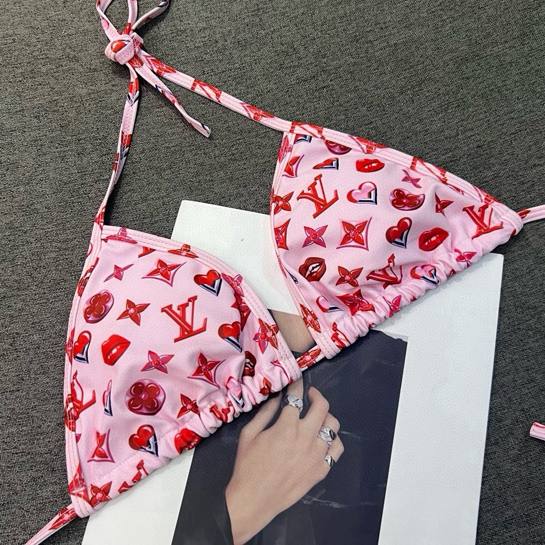  🆕
LV路易威登 比基尼👙 上身超级棒！同步各大专柜发售，自然而然呈现时尚感！十分减龄，具有年轻活力。