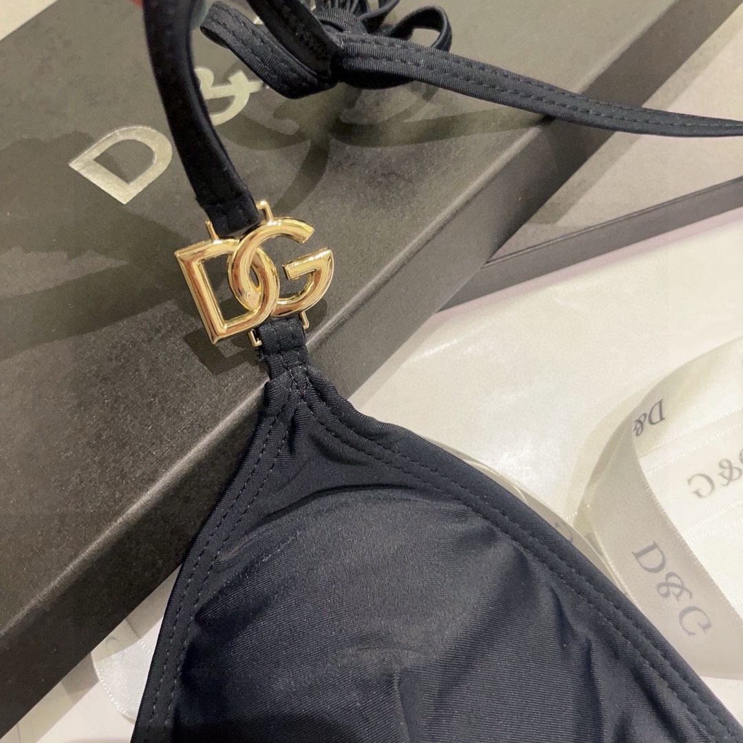  🆕
DG比基尼👙 上身超级棒！同步各大专柜发售，自然而然呈现时尚感！十分减龄，具有年轻活力。 
码数：