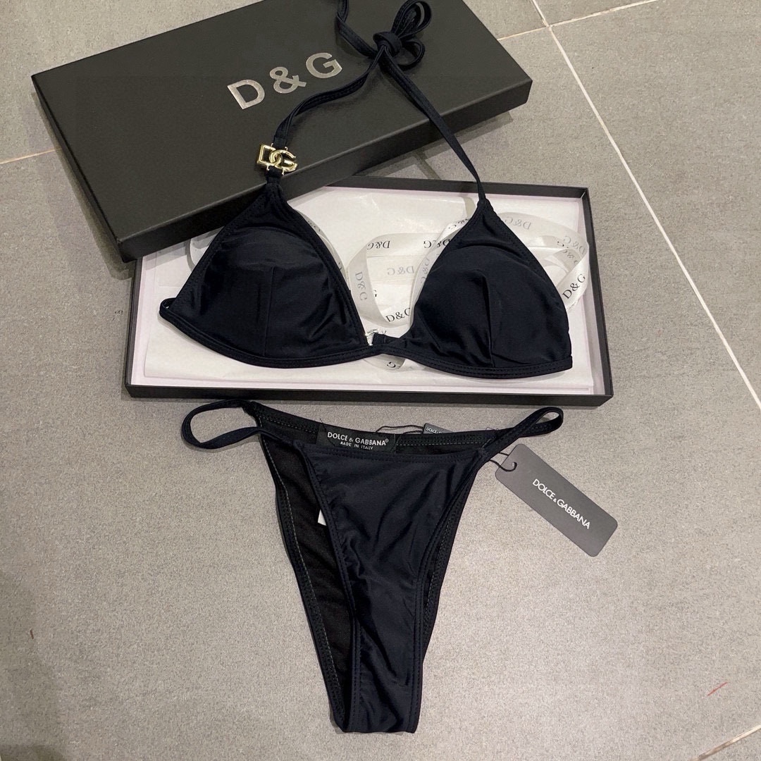  🆕
DG比基尼👙 上身超级棒！同步各大专柜发售，自然而然呈现时尚感！十分减龄，具有年轻活力。 
码数：
