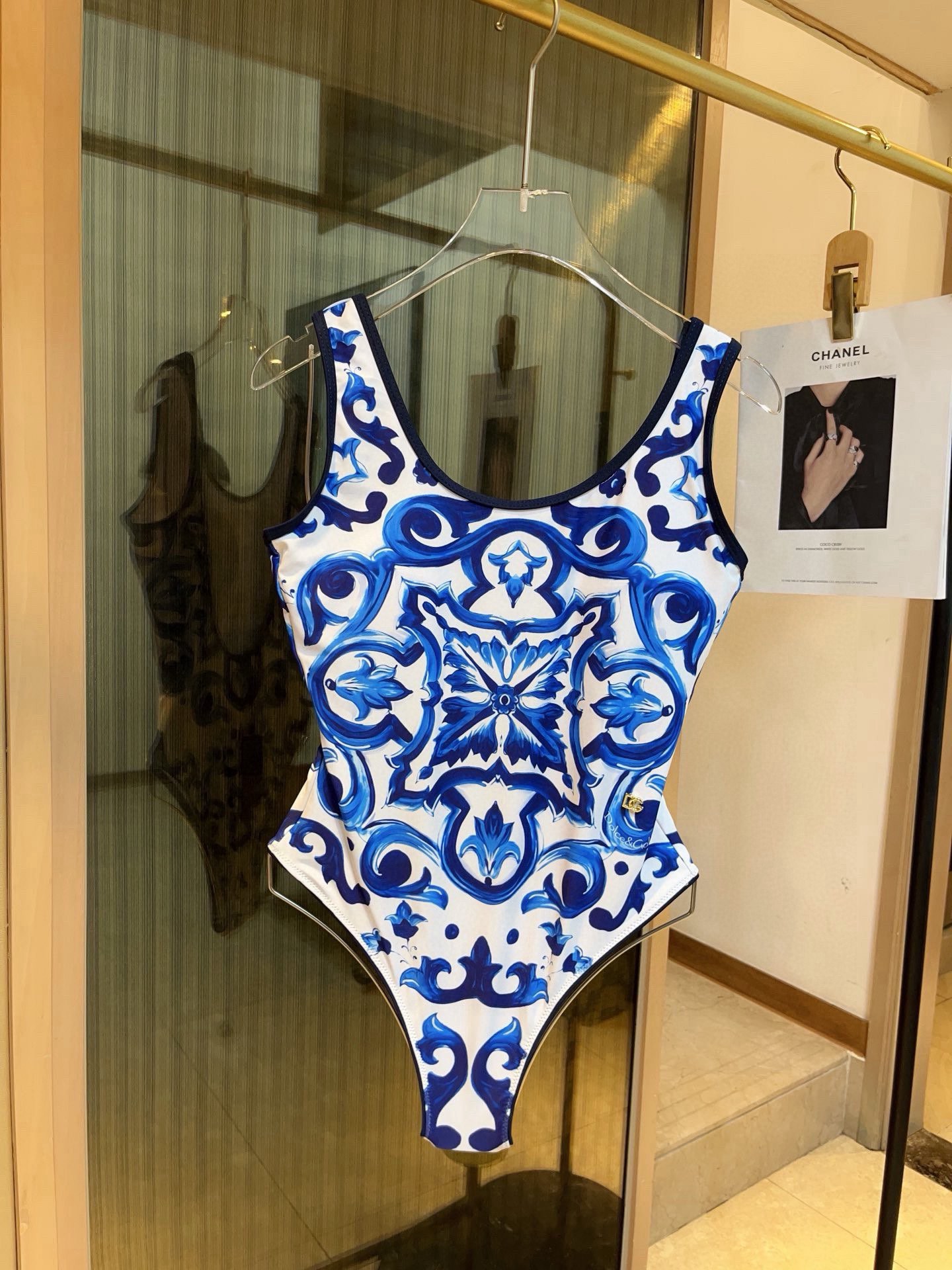  🆕

范思哲新款高弹力健身瑜伽服运动套装~塑腰小背心（带胸垫）+修身提臀显瘦打底裤脚         