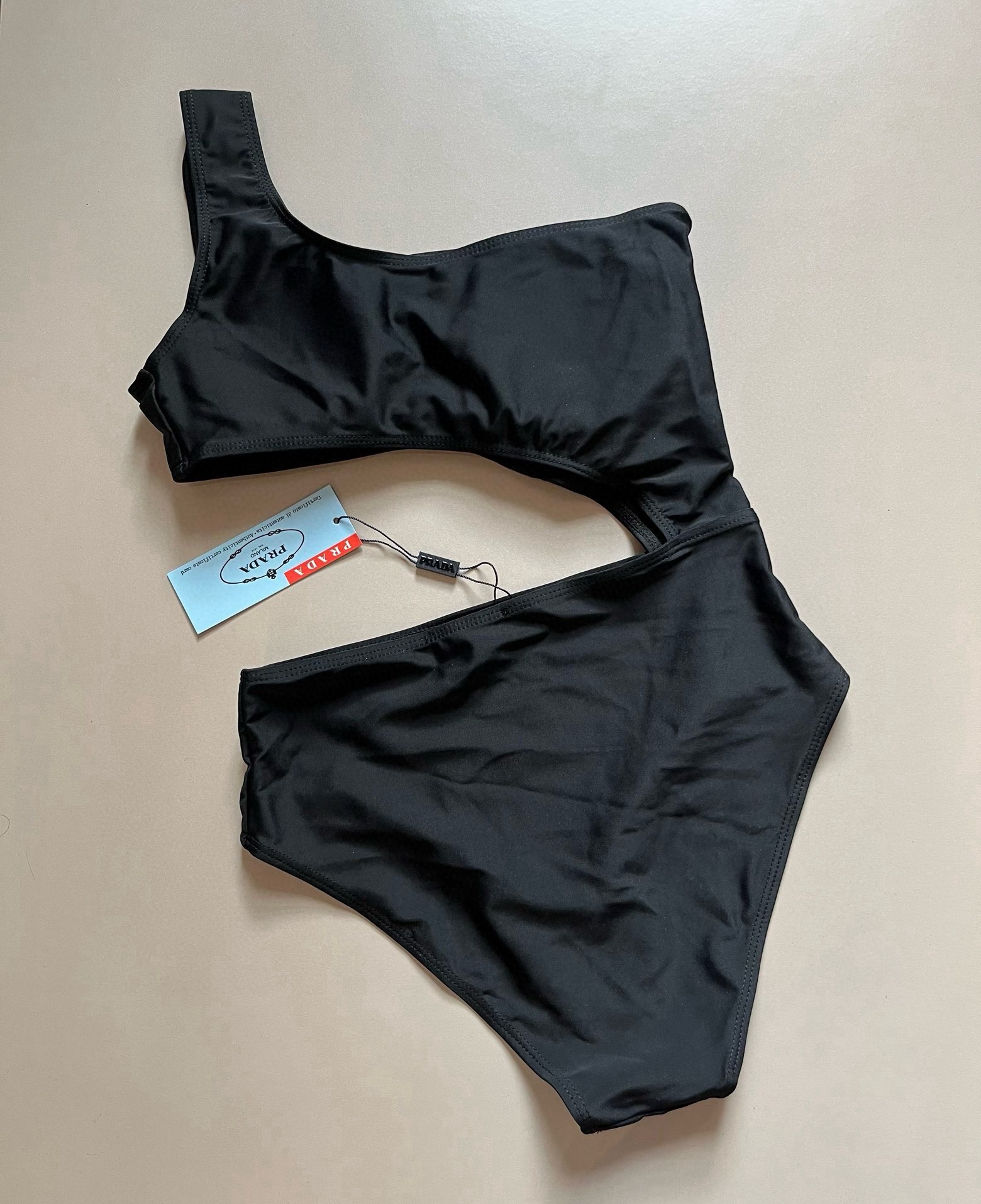  🆕
PRADA普拉达新款连体泳衣  ，小心机设计，😍🥰适合多种场景的游泳衣🏊‍♀️海边 游泳池 温泉 