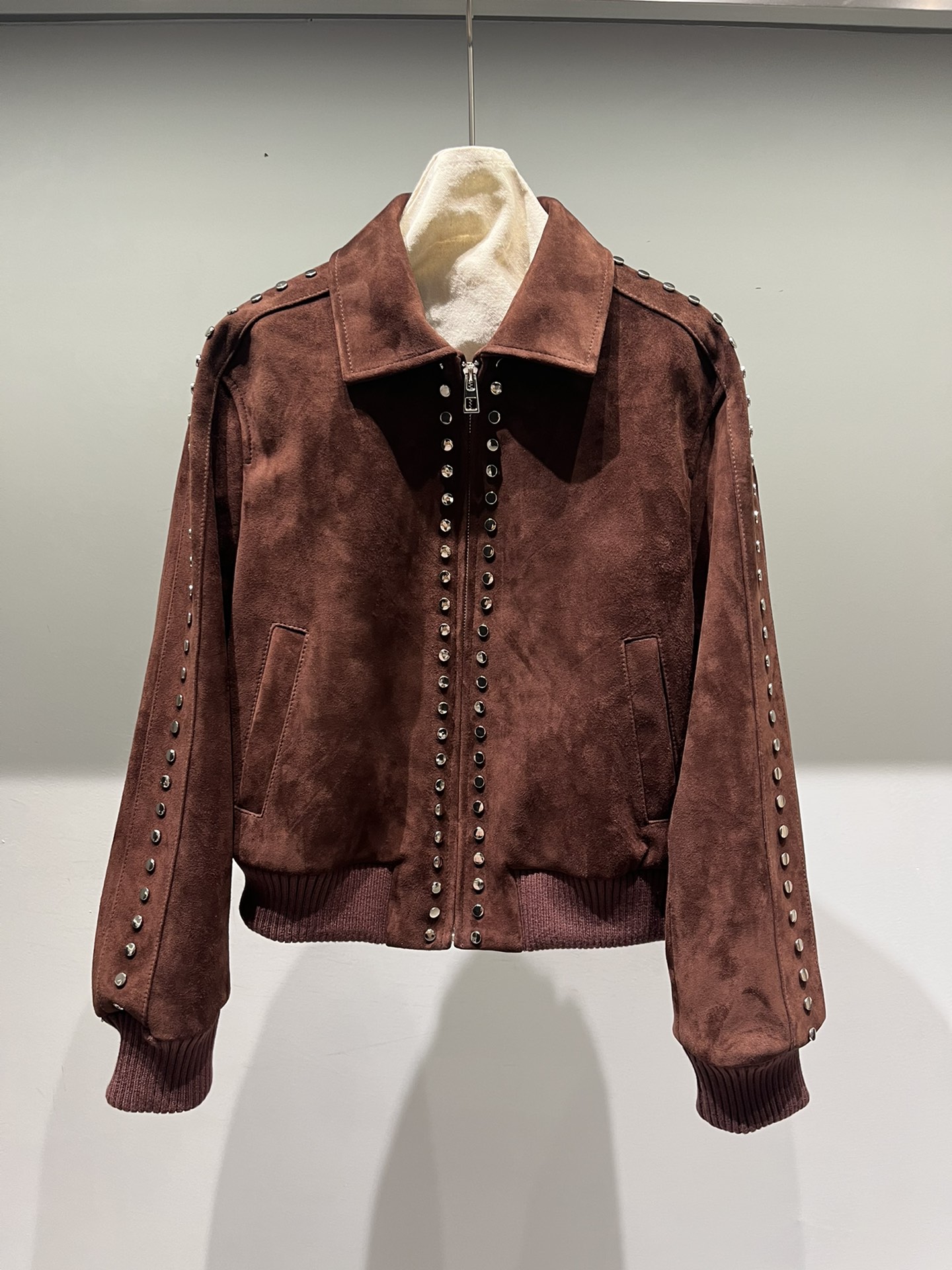 NO:890887,Loewe sheepskin suede baseball, heavy industry rivets and oil-edged logo on the back, there is a little color difference under the spotlight, the color is lighter, Loewe-clothing, loewe, sheepskin,19860909罗意威羊皮绒面棒球,重工铆钉后背油边logo,射灯下有一点色差,颜色偏浅了,罗意威-服装,loewe,sheepskin,,Women's clothing
