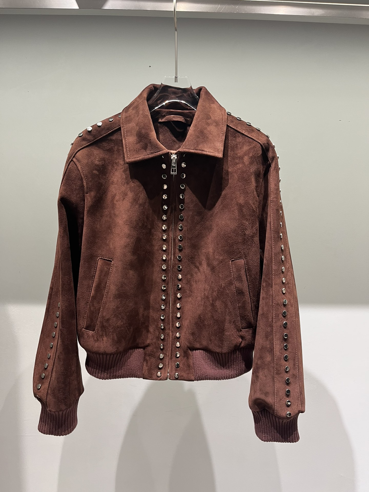 NO:873698,Loewe sheepskin suede baseball, heavy industry rivets and oil-edged logo on the back, there is a little color difference under the spotlight, the color is lighter, Loewe-clothing, loewe, sheepskin,19860909罗意威羊皮绒面棒球,重工铆钉后背油边logo,射灯下有一点色差,颜色偏浅了,罗意威-服装,loewe,sheepskin,,Women's clothing