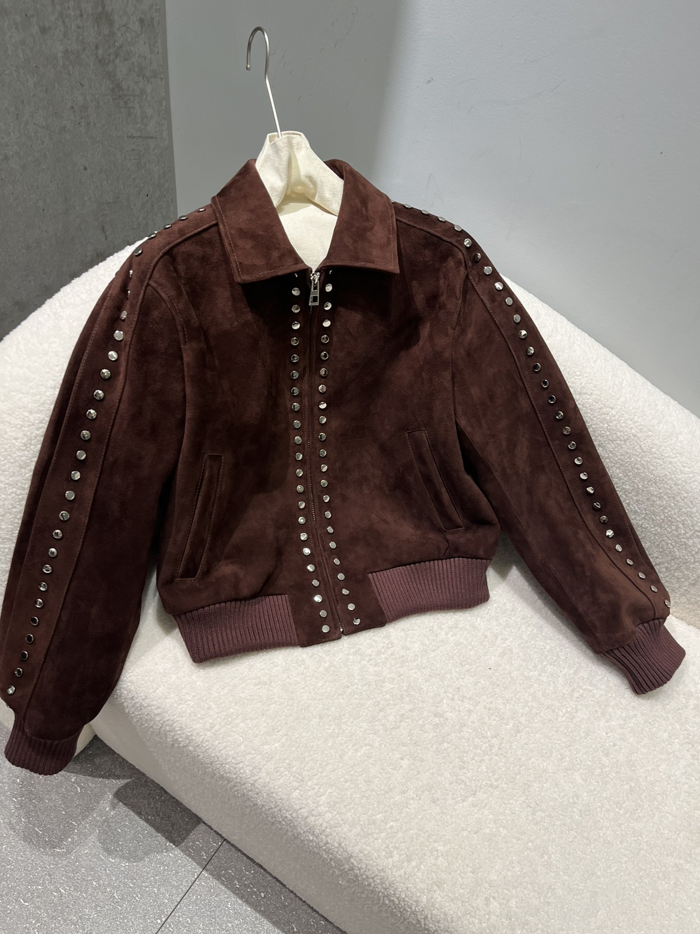 NO:873708,Loewe sheepskin suede baseball, heavy rivets and oil-edged logo on the back. There is a little color difference under the spotlight, the color is lighter. Size S-19860909罗意威羊皮绒面棒球,重工铆钉后背油边logo,射灯下有一点色差,颜色偏浅了 尺寸S- Xxl码,颜色以平铺图为准,罗意威-服装,loewe,sheepskin,,Women's clothing