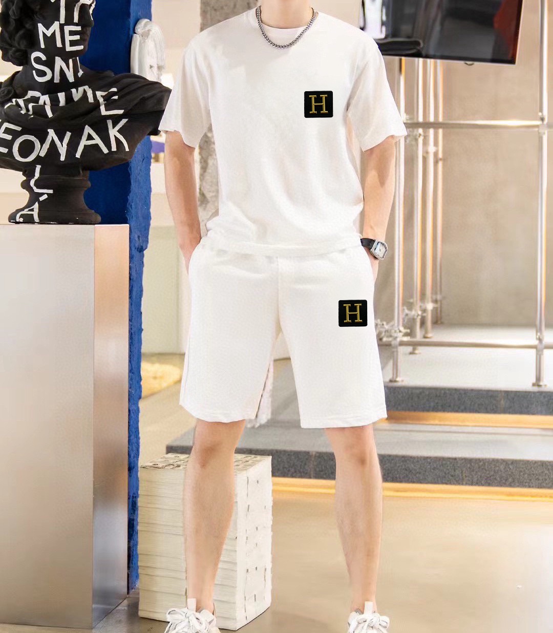 Hermès 品牌【HERMES 爱马仕】 2025新款男士短袖短裤套装 销售 市面高端版本 手感细腻柔软 让你穿着更加舒适 立体裁剪版型超赞 尺码:M-5XL下单请报身高体重