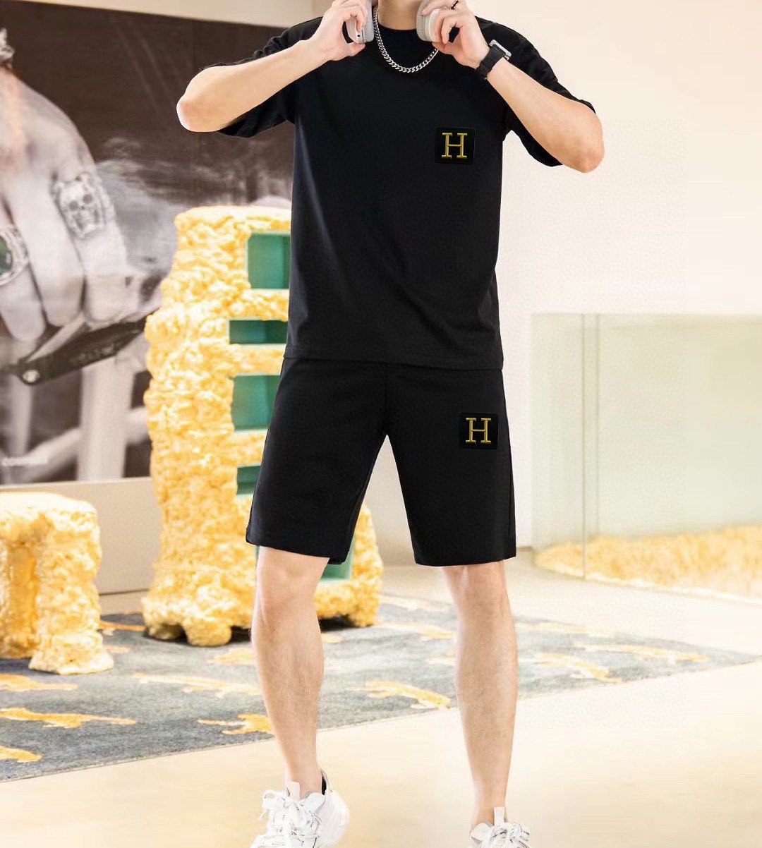 Hermès 品牌【HERMES 爱马仕】 2025新款男士短袖短裤套装 销售 市面高端版本 手感细腻柔软 让你穿着更加舒适 立体裁剪版型超赞 尺码:M-5XL下单请报身高体重