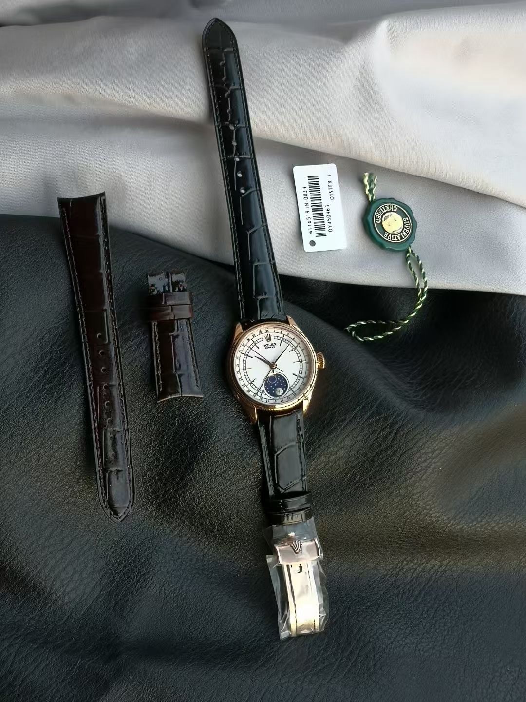 NO:617615,[ER's new masterpiece and ingenuity inheritance V2 version Rolex Cellini m50535-0002 moon phase watch 18ct eternal rose gold series] The watch size is 39×11.8, exclusively customized Cal. original movement, the functions are consistent with the original; the hour hand can be adjusted independently, and the calendar hand jumps quickly!  Different from ordinary modified movements in the market!  There is a quick adjustment button at 8 o'clock to adjust the moon phase disk, and it is equipped with a professional adjustment needle!   Exclusively customized blue hairspring, consistent with the original movement, increasing the stability of travel time!  Red gold technology, the thickness reaches the standard of gold coating, and the weight of the watch is optimized!  Paired with Italian calfskin, the leather is soft and delicate and fits your wrist better, giving you a comfortable wearing feel!  Re-customized and optimized 6-digit real meteorite, comparable to the original version!  ER boutiques are on sale in limited quantities, welcome to taste!  ,,rolex,cowhide19860909【ER全新力作匠心传承V2版本劳力士Rolex切利尼m50535-0002月相型腕表18ct永恒玫瑰金系列】 腕表尺寸39×11.8 ,独家定制Cal.原装机芯,功能做到和原装一致；可以单独调节时针,日历针快跳！区别市场普通改装机芯！ 8点位有快调按钮,调节月相盘,并配备专业调针！  独家定制蓝游丝,与原版机芯保持一致,增加走时稳定性！ 红金技术,厚度达到包金一般的标准,腕表重量优化！ 搭配意大利小牛皮,皮质柔软细腻更加贴合手腕给您带来舒适的佩戴感！ 重新定制优化6字位真陨石,媲美原版！ ER精品限量发售,欢迎品鉴！,,rolex,cowhide,Watch