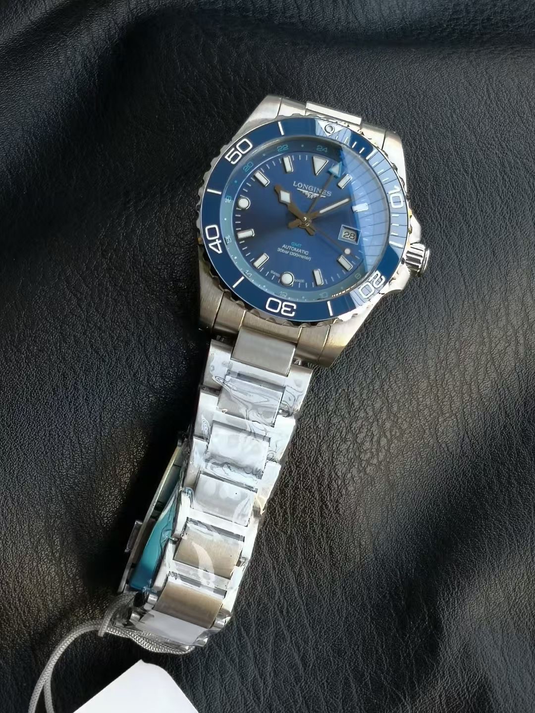 NO:617611,U8 Factory Longines Concas Sports Series GMT Watch is coming!  Official website synchronization!  The debut is the peak!  Super boutique!  Welcome to taste!  1 The new watch has the same cool design and practical functions, with green, black, and blue dial color options, each one is addictive!  2. The watch case is made of 904L stainless steel, flawless, with superb grinding technology, brushed and polished, equipped with an anti-glare sapphire crystal mirror, a screw-in crown with double seals, and has excellent waterproof performance!  3 Brand new stainless steel bracelet, original and genuine mold opening, customized original raw ears, the head pieces are the same as the genuine ones, the craftsmanship shows the quality, and it shows the style of a big manufacturer!  4. The case size is 41mm. It uses the best high-end dial and imported precision super luminous hands. The bezel uses a one-way rotating ceramic bezel and is marked with a 60-minute diving scale. It is suitable for Asian and Chinese men's wrists!  5 movement adopts the excellent performance of 3186GMT dual time, which realizes the function of calendar reversal and 100% synchronization with the original product (different from other movements on the market). It also has a 72-hour long power reserve, making it more practical to need universal time at home and abroad!  Make sure you are in both places!  U8 Factory's ingenious work, you deserve it!  Independently packaged and shipped (watch bottom cover code, watch buckle code, warranty card, tag, four codes in one),, longines19860909U8 Factory浪琴康卡斯运动系列GMT腕表震撼来袭！官网同步！出道即巅峰！超级精品！欢迎品鉴！ 1全新腕表具有同样炫酷的设计和实用的功能,搭配绿色、黑色、蓝色盘面色彩选择,款款让人爱不释手！ 2表壳采用904L精钢制成,完美无瑕,打磨工艺高超,经过拉丝和抛光处理,配备防眩目蓝宝石水晶镜面,带有双密封垫的旋入式表冠,具有米优秀防水性能！ 3全新精钢表链,原装正品开模,定制原装生耳,头粒同正品通用,工艺彰显品质,方显大厂风范！ 4表壳尺寸为41mm,采用最好高顶级表盘和进口精密超强夜光指针,表圈采用单向旋转陶瓷表圈,并标注60分钟潜水刻度,适合亚洲跟中国男士手腕！ 5机芯采用性能卓越的3186GMT两地时,实现日历可返调,与正品百分百同步的功能(区别于市场的其他机芯）,还具备72小时长动力储存,让需要国内外两地通用时间需求更加实用！做到两地不误！ U8 Factory匠心之作,您值得拥有！独立包装出货(腕表底盖码表扣码保修卡吊牌四码合一）,,longines,Watch