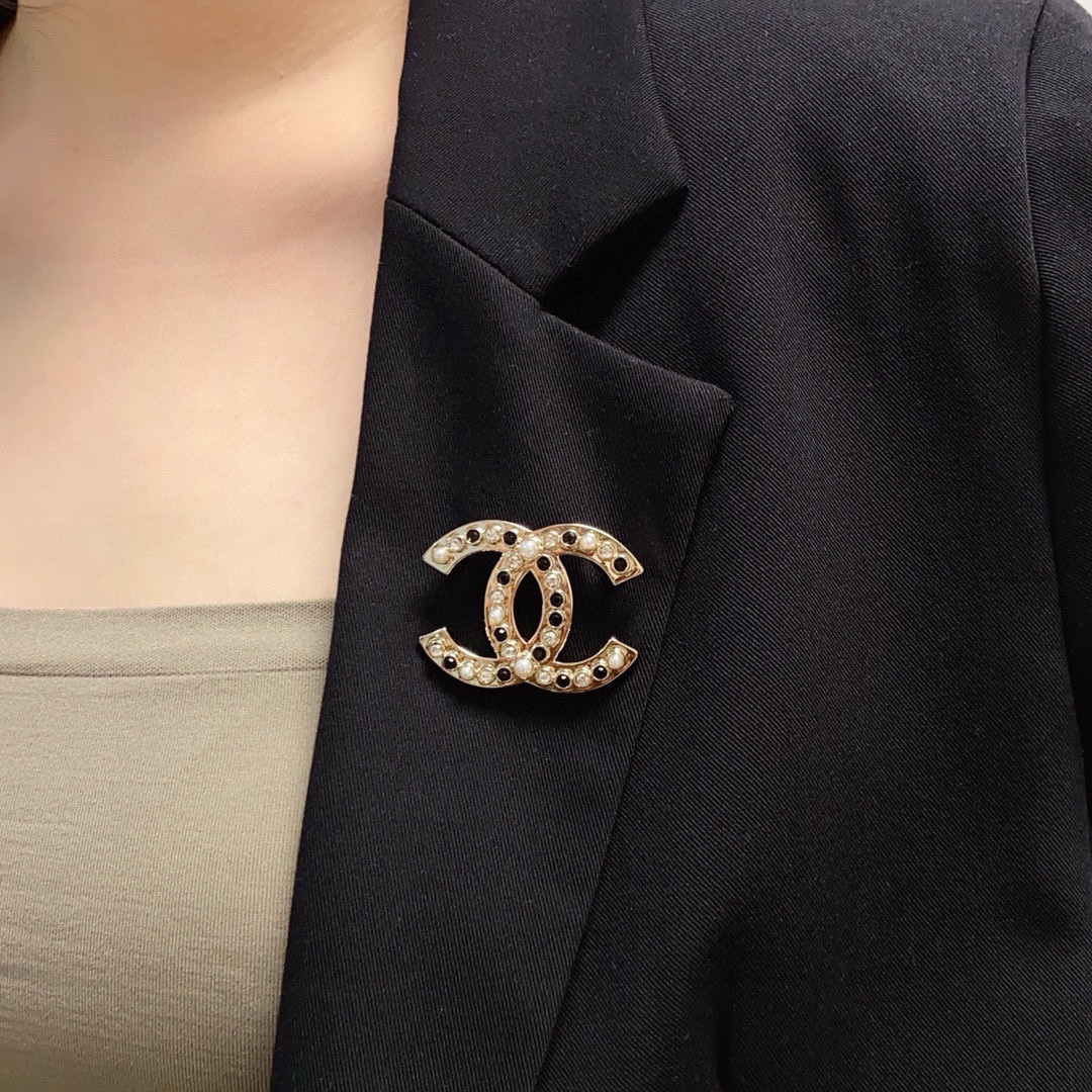NO:378688,CHANEL Xiaoxiang The latest high-end version of diamond-inlaid pearl Chanel brooch is the jewelry that understands women the most. Women who devote all their efforts to be themselves often cherish the meaning of the brooch more. Ms. Chanel pinned the brooch on the hat and told those fashionable ladies who imitated her [breasts are very practical, they can be pinned on the suit collar, pocket, hat, belt or evening gown, jewelry boutique, chanel, chanel, business suit, brooch, breastpin, hats19860909CHANEL小香 最新款高版本镶钻镶珍珠香奈儿胸针,是最懂女人的饰物.那些倾注了全部心血去做自己的女人,往往更珍惜胸针的意义.香奈儿女士把胸针别在帽子上,并告诉那些模仿她的时髦女士们[胸针可是非常实用,它可以别在西装领上、口袋上、帽子上、腰带上或者是晚礼服上,饰品精品,chanel,chanel,business suit,brooch，breastpin,hats,Jewelry