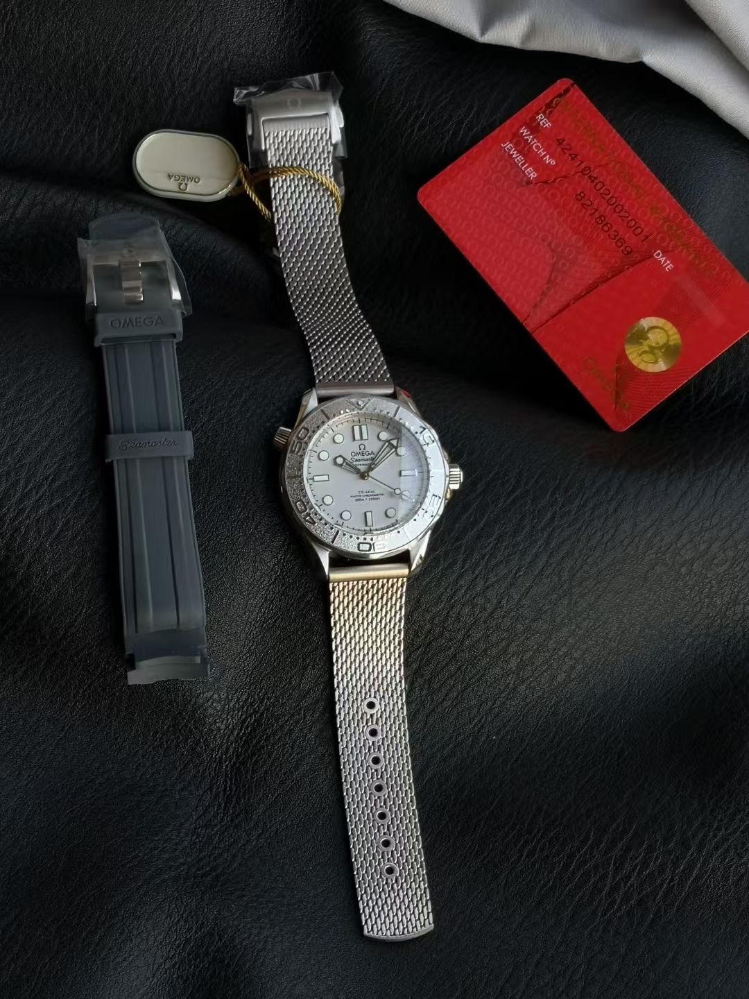 NO:617586,[ER's new masterpiece, ingenious heritage OMEGA 007-Seamaster Diver 300M] Exclusive customized version!  The only version in the market, the back cover is matched to the original version, the mesh belt is finely ground, and the head grain is the same as the original!  Details are in place!  The watch case is made of 904 fine steel, which is polished and shiny, strong and wear-resistant, and not easy to oxidize. It will still look like new after being worn for a long time!  Hand-ground crystal sapphire pot cover glass, shiny and scratch-resistant, extraordinary glass coating!  Exclusively customized 8806 double T movement, its functions are consistent with the original version, and it has a super long 72 hours of kinetic energy!  More stable!  The exquisite black silver dial is equipped with hollow rhodium-plated hour and minute hands, which contrasts with the aluminum 'lollipop' minute hand covered with white lacquer!  The color of the bezel and dial is matched, and the top ice blue luminous display!  ER boutique is on sale in limited edition, the same style as the James Bond star, welcome to taste it!  When you place an order, you will receive a pair of original Buddha tape straps for free!  ,,omega19860909【ER全新力作匠心传承OMEGA欧米茄007-Seamaster Diver 300M】独家定制版本！ 市场唯一对版版本,后盖对版,精磨网带,头粒与原版一致！细节到位！ 表壳采用904精钢材质,抛光闪耀,坚固耐磨、不易氧化,长久佩戴依旧光采如新！ 手工精磨水晶蓝宝石锅盖玻璃,闪亮耐刮,非普通玻璃镀膜！ 独家定制8806双T机芯,功能与原版一致,超长72小时动能！更稳定！ 精美的黑色银色表盘搭配镂空镀铑时针和分针,与覆以白色漆面的铝质“棒棒糖”分针形成属目对比！表圈、表盘颜色对版,顶级冰蓝夜光显示！ ER精品限量发售,詹姆斯邦德明星同款,欢迎品鉴！下单即送原版佛胶带表带一副！,,omega,Watch