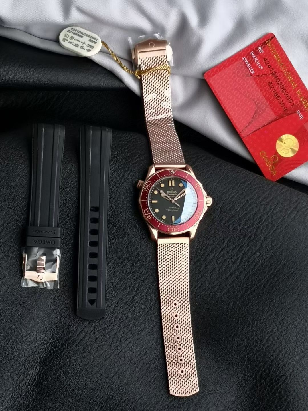 NO:617593,ER’s new model [Red Horse, Red Rabbit, Bronze Gold Seahorse] has arrived!  A new collision of retro and fashion!  The appearance design continues the 007 version of the Seamaster Diving Watch, inheriting retro elements such as the dateless display, domed sapphire crystal, and aluminum bezel, and incorporating new materials and colors to form a new design style!  The case is made of bronze gold and burgundy red, which has both the luxury of gold and the simple charm of bronze. The dial is made of black sandblasted aluminum alloy dial, and the 18K bronze gold hour hands and blackened scales are filled with a retro-flavored luminous coating. It is low-key and gorgeous!  The best value for money on the entire network!  Full of details!  The 42mm watch case is equipped with the 8806 movement, which has stable running time and is not easy to oxidize and fade. The strap is upgraded with a new process. When you place an order, you will receive a pair of the same black fluorine tape!  Welcome to taste,gold19860909ER新款【红马赤兔青铜金海马】到货！ 复古与时尚的新碰撞！ 外观设计延续了007版海马米潜水表,继承了无日期显示、穹顶蓝宝石水晶表镜、铝质表圈等复古元素,融入了新材质与配色,形成新的设计风格！ 表壳采用青铜金色与勃艮第红配色,既有黄金奢华感又有青铜古朴韵味,表盘采用黑色喷砂粒纹铝合金表盘,18K青铜金时针和黑化刻度填充极具复古气息的夜光涂层,低调且华丽！ 全网性价比最高！细节拉满！42mm表壳搭载8806机芯,走时稳定,不易氧化掉色,全新工艺升级表带,下单即赠送同款黑色氟胶带一副！欢迎品鉴,,gold,Watch