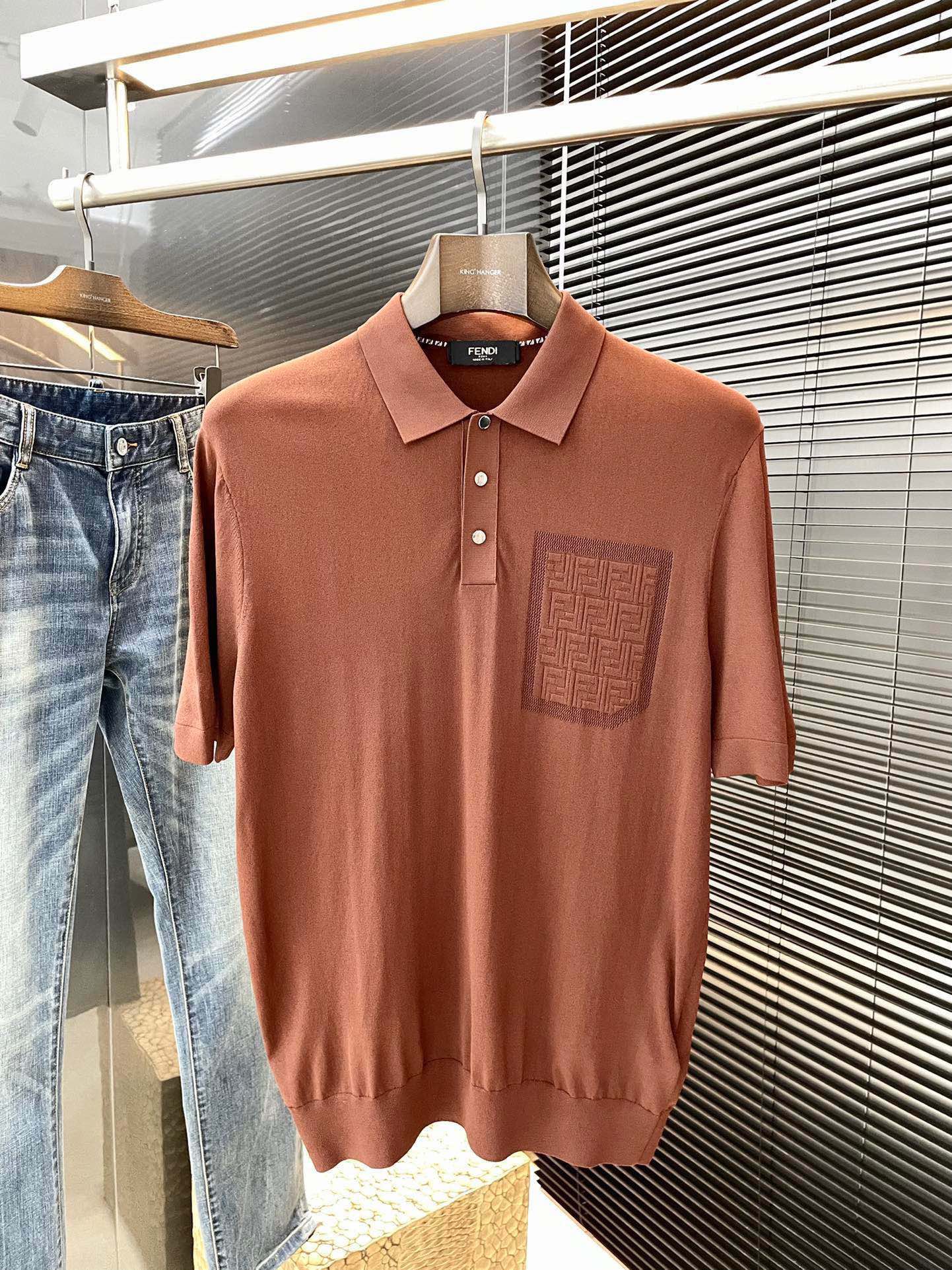 NO:466628,P FENDI- (Fendi) latest spring and summer POLO short sleeves, using the latest Yilit fabric, soft feel, soft and comfortable ingredients, classic design style, special customization, simple cutting method splicing, reflecting the extraordinary craftsmanship of workers, full of high-end fashion sense!  The style is quite good at casual and versatile. Size M-3XL, fendi, fendi, T-shirt, alexander wang19860909P  FENDI-（芬迪）春夏最新款POLO短袖,采用最新伊力特面料 手感柔软、成分柔软舒适 经典设计风格 特殊定制 简单的裁剪方式拼接,体现出工人不凡的工艺,高端时尚感十足！版型相当赞休闲百搭款.尺码 M-3XL,,fendi,fendi,T-shirt,alexander wang,Men's clothing