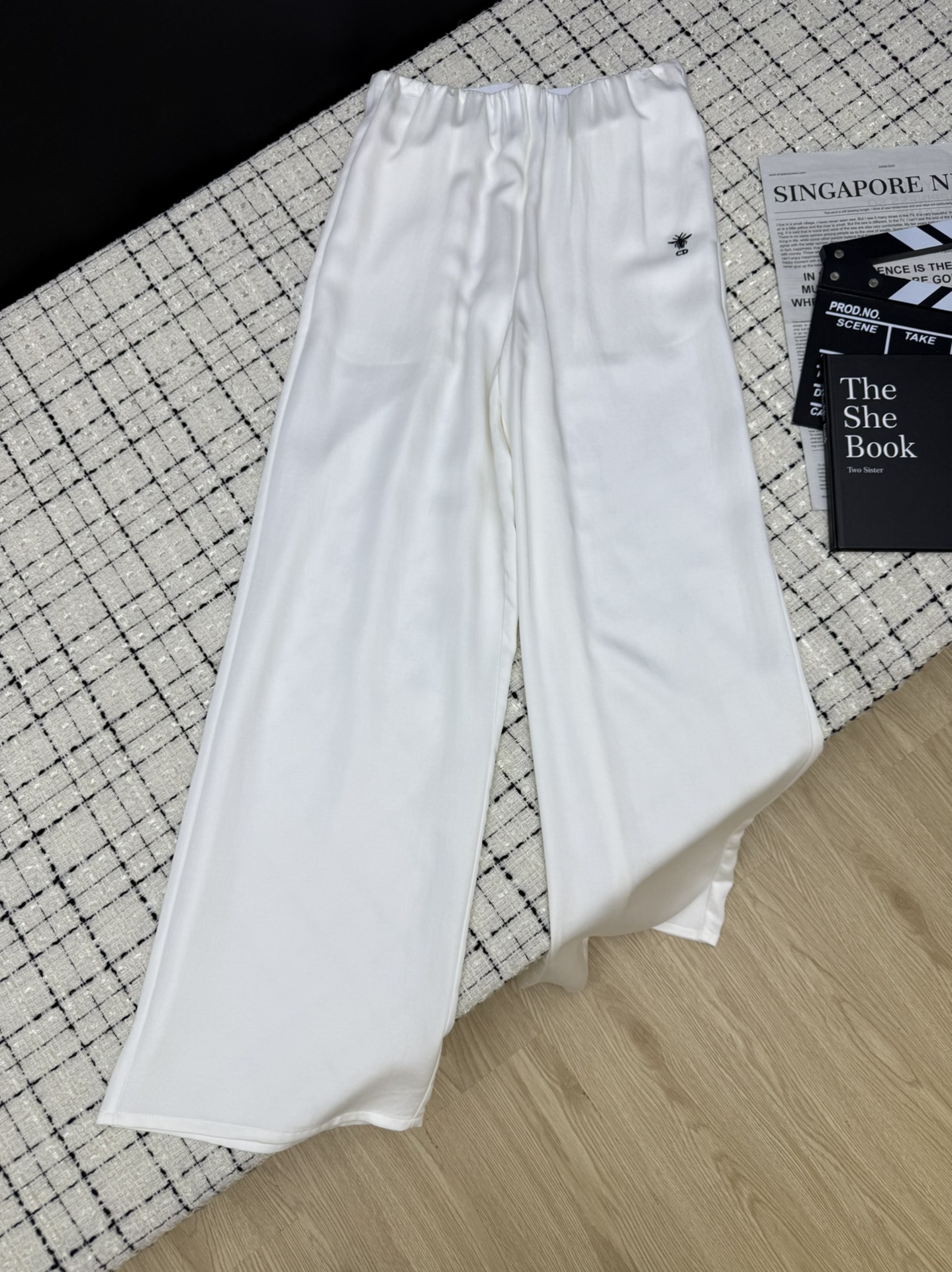 NO:451918,Casual trousers, 25ss new style, letter logo embroidered elastic waist pants, imported copper-ammonia fabric, soft and glutinous, comfortable, breathable and not hot, basic straight-fitting style is not picky, wide waist is elastic, simple and detailed, two-color SML, alexander wang19860909休闲穿搭长裤 25ss新款 字母logo刺绣松紧腰裤子 采用进口铜氨丝面料 软糯贴身舒适 透气性很好不会热 基础直筒版型不挑人 宽腰头松紧 简约又有细节感 两色SML,,alexander wang,Women's clothing