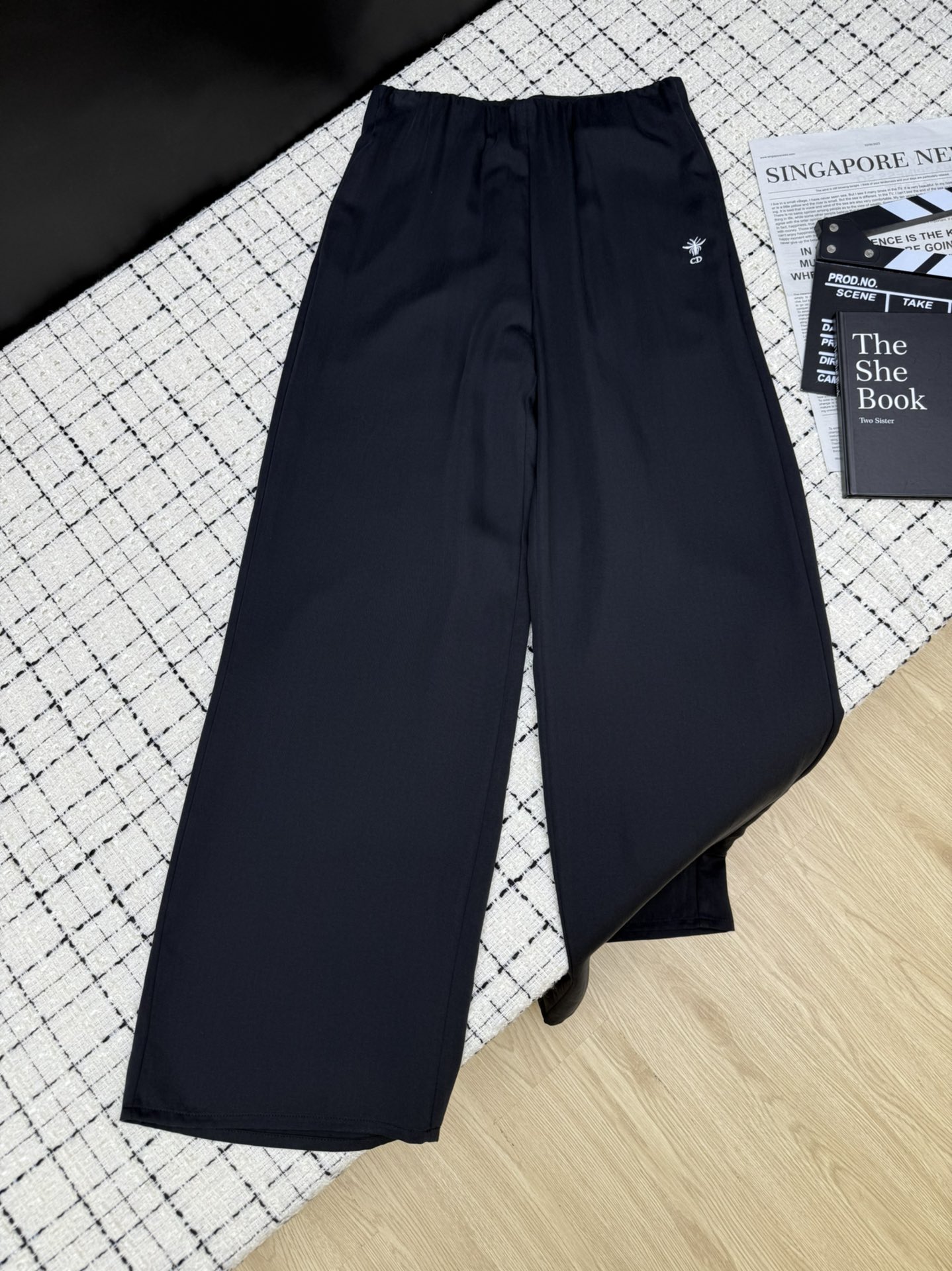 NO:451910,Casual trousers, 25ss new style, letter logo embroidered elastic waist pants, imported copper-ammonia fabric, soft and glutinous, comfortable, breathable and not hot, basic straight-fitting style is not picky, wide waist elastic, simple and detailed, two colors SML1,,alexander wang19860909休闲穿搭长裤 25ss新款 字母logo刺绣松紧腰裤子 采用进口铜氨丝面料 软糯贴身舒适 透气性很好不会热 基础直筒版型不挑人 宽腰头松紧 简约又有细节感 两色SML1,,alexander wang,Women's clothing