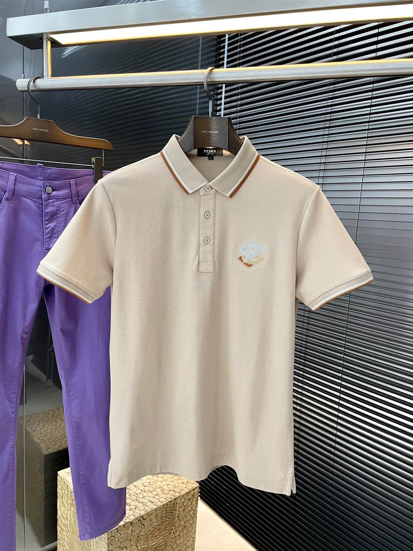 NO:466639,P FENDI- (Fendi) The latest POLO short-sleeved sleeves, using the latest cotton fabric, is resistant to washing and not easy to fade, has a soft feel and soft and comfortable composition. Classic design style, special customization, simple cutting and splicing, reflecting the extraordinary craftsmanship of workers, full of high-end fashion sense!  The style is quite good at casual and versatile. Size M-3XL, fendi, fendi, T-shirt, alexander wang19860909P  FENDI-（芬迪） 最新款POLO短袖,采用最新棉面料,耐水洗不易掉色,手感柔软、成分柔软舒适 经典设计风格 特殊定制 简单的裁剪方式拼接,体现出工人不凡的工艺,高端时尚感十足！版型相当赞休闲百搭款.尺码 M-3XL,,fendi,fendi,T-shirt,alexander wang,Men's clothing