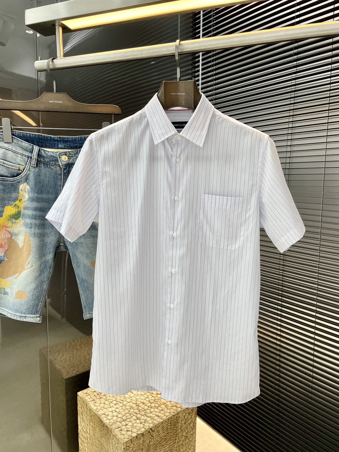 NO:466657,P EmporioArmin- (Armani) new product, same style as celebrities. While reinterpreting classic elements, the latest trendy accessories are favored by fashion people. The simple style makes you more personalized, and silk fabrics show an elegant and gentlemanly style. The special shirt fabrics present you with a different hi-tail shirt. It is soft and skin-friendly, with a smooth and delicate touch, straight dressing, and a SLIM FIT cut. It is absolutely crisp and handsome!  It is a slim style. It is a good choice for versatile daily or business occasions. It is high-quality, perfect and handsome in business and casual!  Size 48-58, Armani,shirts,real silk,alexander wang19860909P  EmporioArmin-（阿玛尼）新品 明星同款 重新诠释经典元素的同时,最新潮流配饰 时尚人士的青睐 简约的风格令您更具个性,真丝面料展现典雅绅士风范.特殊的衬衫面料为你呈现不一样的高定衬衣 绵软亲肤,手感柔滑细腻,穿着笔挺,剪裁属于SLIM FIT 绝对挺括帅气的版型！属于修身款式 百搭日常或者商务场合都是很好的选择,高品质的,商务休闲完美帅气驾驭！尺码 48-58,,armani,shirts,real silk,alexander wang,Men's clothing