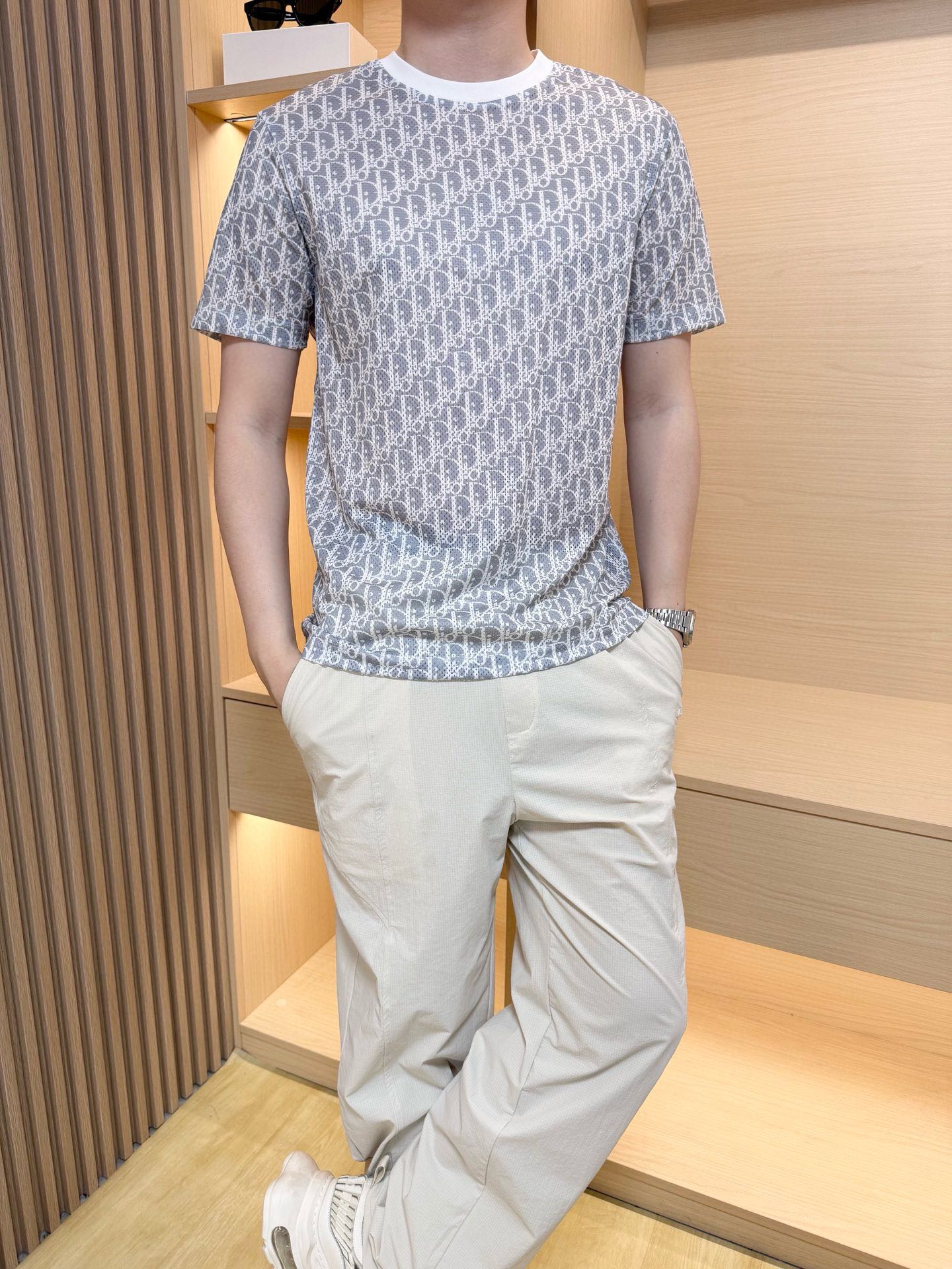 NO:466057,Dior-2025 latest hot T-shirt shipment, hot-selling items in Europe and the United States!  Selected Italian imported mercerized cotton fabrics with the latest designs, the unique brand logo on the chest highlights the fashion, and the upper body effect can be seen. The number of codes is 48-56 (model 180/wear 50, with Hong Kong Lane Crawford gift box packaging), dior,tees, t-shirt, alexander wang19860909迪奥-2025最新爆款t恤出货 欧美热销单品！精选意大利进口丝光棉面料搭配最新的设计,胸前的独特品牌logo彰显时尚 上身效果看得见.码数48-56（模特180/穿50,配香港连卡佛礼盒包装）,,dior,tees，t-shirt,alexander wang,Men's clothing