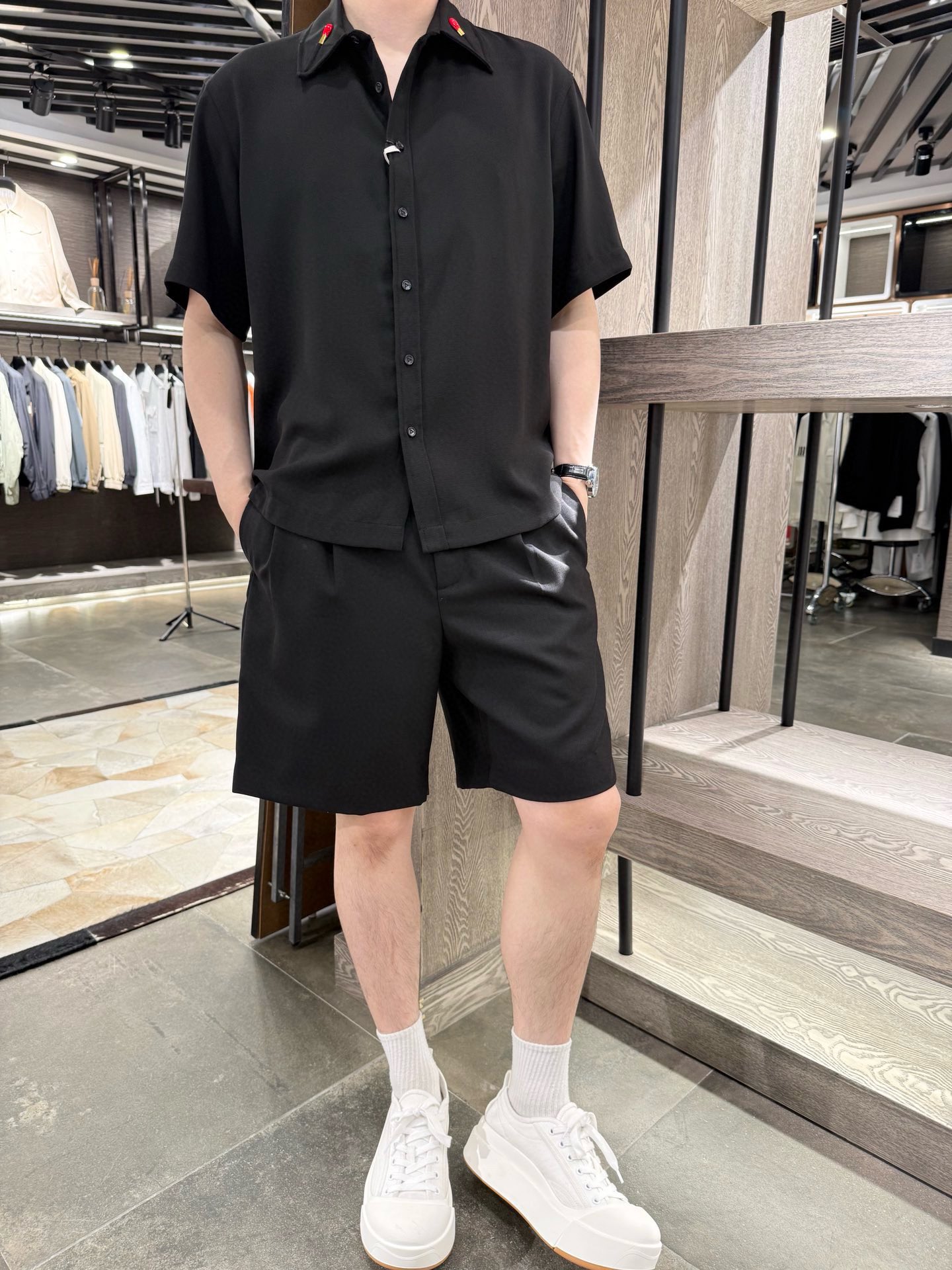 NO:466088,BV-2025 summer first choice Fashionable acetate short-sleeved shirt set, 65 acetate fiber + 35 polyester, the fabric is comfortable and breathable, with excellent drape, classic lapel, simple and not simple. Easy to grasp the casual and fashionable feeling, and it is suitable for daily commuting and leisure outing, making the outfit more textured S-2XL (model 180/wear S, with Hong Kong Lane Crawford gift box packaging), bottega veneta,shirts,T-shirt,alexander wang19860909BV-2025夏日首选 时尚醋酸短袖衬衫套装,65醋酸纤维+35涤纶,面料舒适又透气,垂感极佳,经典翻领,简约不简单.轻松拿捏随性时髦感,日常通勤、休闲出街都适配,让穿搭更具质感码数S-2XL（模特180/穿S,配香港连卡佛礼盒包装）,,bottega veneta,shirts,T-shirt,alexander wang,Men's clothing