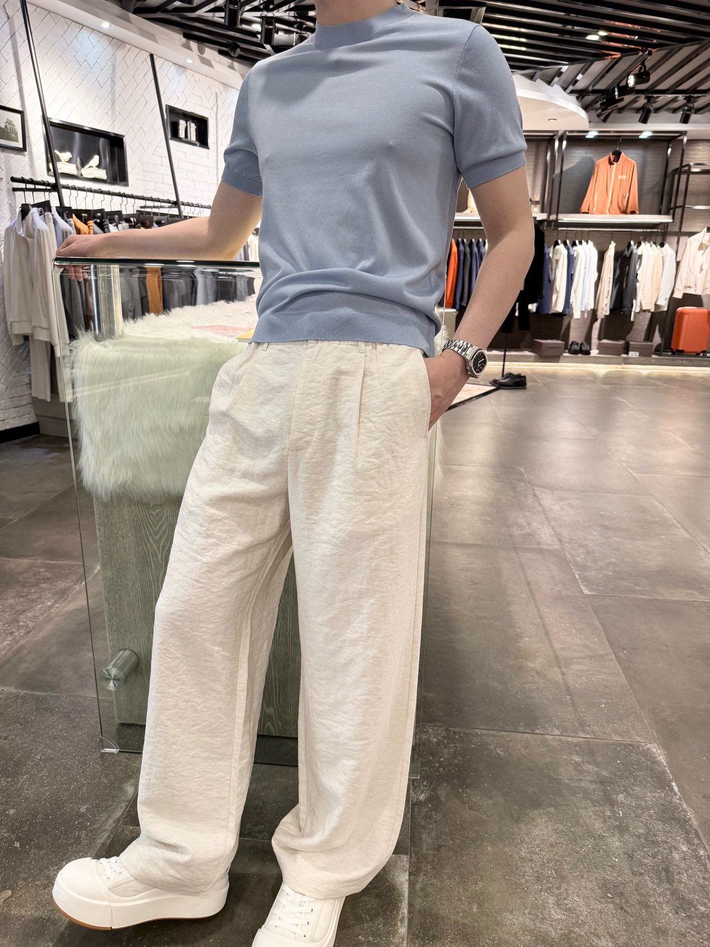 NO:466094,LP-Embryonic casual wide-leg trousers are ideal items in summer wardrobe. The elastic waist and button design are comfortable and exquisite. The blended fabric of 32 threads, 47-person cotton and 21 nylon are breathable and soft. The upper body is very comfortable, and the wide trousers are casual and free when walking. Whether you are strolling on the street in the afternoon or rushing to a relaxed party, you can make you comfortable and stylish. S-2XL (model 180/m, with Hong Kong Lane Crawford gift box packaging), loro piano, alexander wang19860909LP-胚色休闲阔腿麻裤,是夏日衣橱里的理想单品.松紧腰搭配纽扣设计,自在又不失精致.32麻、47人棉与21锦纶的混纺面料,兼具透气与柔软.上身非常舒适,宽大的裤腿,行走间皆是随性洒脱,无论是漫步在午后街头,还是奔赴一场轻松聚会,都能让你舒适又有型.码数S-2XL（模特180/穿m,配香港连卡佛礼盒包装）,,loro piana,alexander wang,Men's clothing
