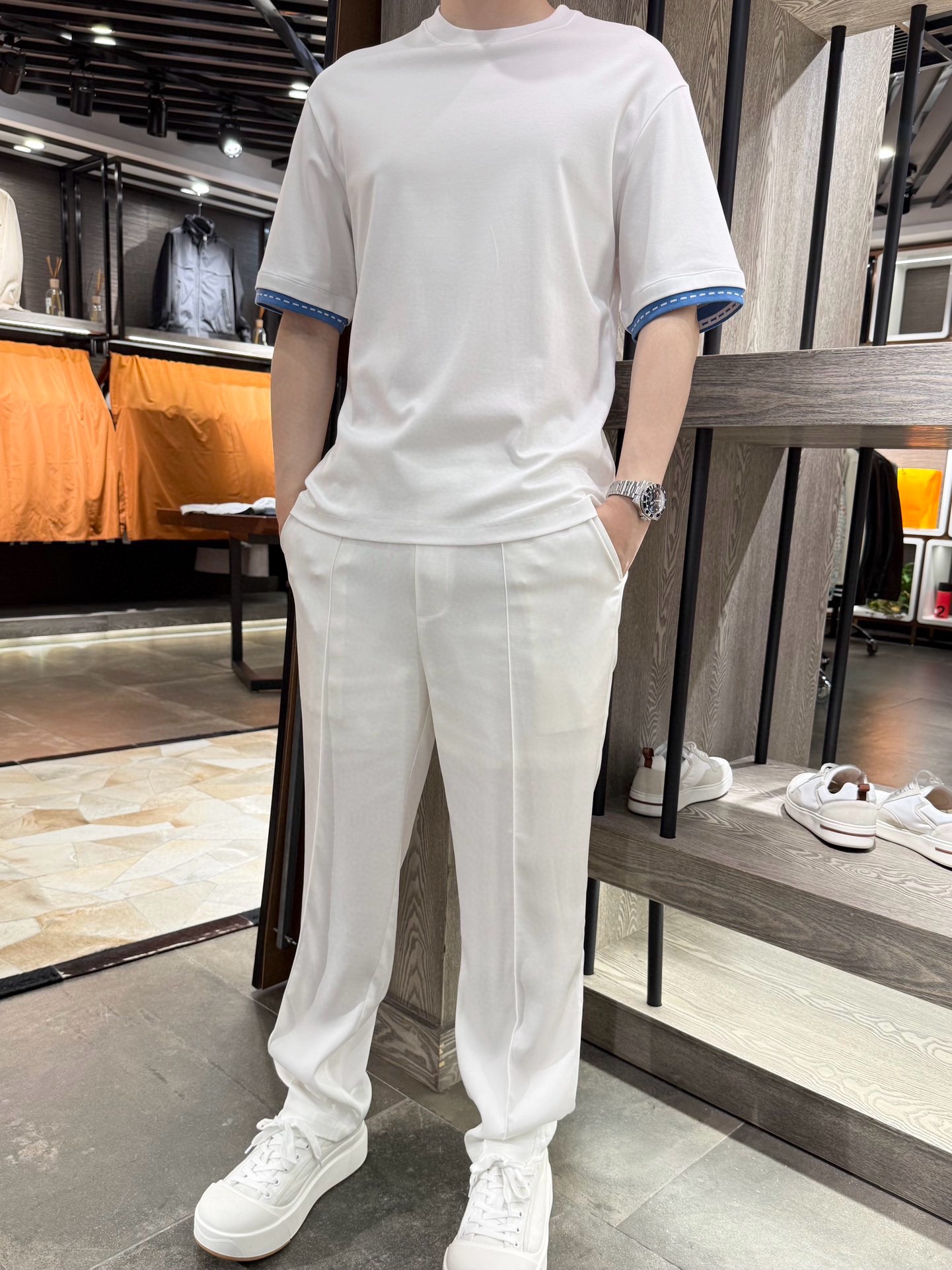 NO:466107,Hermes - New short-sleeved contrasting color double-sided soft cotton blend casual round-neck solid color T-shirt is simple and yet exquisite. 1. Select high-quality fabrics for the fabric composition to create an ultimate comfort experience. Fabric is the soul of clothing and is also a key factor in determining the wearing experience. AXS men's short-sleeved contrasting color double-sided soft cotton blend casual round-neck solid color T-shirt uses careful matching of 61.2 cotton, 30.9 modal and 7.9 spandex, aiming to bring consumers the best wearing experience.  As a representative of natural fibers, cotton is loved by consumers for its good breathability, strong hygroscopicity, soft and comfortable characteristics. In this T-shirt, the cotton content of 61.2 ensures that the clothes can still maintain good breathability in hot summer, reduce sweat retention, and keep the body dry. At the same time, the natural softness of cotton fibers also brings a comfortable touch to the wearer, making people feel very friendly. Modal modal is a fiber made of cellulose, which has excellent softness and breathability. In this T-shirt, the modal content of 30.9 further enhances the softness and skin-friendly feeling of the clothes. The delicate touch of modal fiber makes the T-shirt more suitable for the skin and brings a silky smooth wearing experience. In addition, modal fibers also have good elasticity, making the T-shirt not easy to deform during wearing and more durable.  Spandex is a highly elastic synthetic fiber that is often used to increase the elasticity and resilience of clothing. In this T-shirt, the spandex content of 7.9 ensures that the clothing can adapt to the wear needs of different figures while maintaining a good shape. Whether it is daily activities or exercise, the addition of spandex makes the T-shirt fit the body more, showing the wearer's confidence and style.  Through such careful fabric matching, Hermes men's short-sleeved contrasting color double-sided soft cotton casual round neck solid color T-shirt ensures comfort while also taking into account the durability, softness and adaptability of the clothes. Whether it is daily leisure or business activities, this T-shirt can become an indispensable fashion item for you. [Size] Size 48-56 (model 180/wear 50, with Hong Kong Lane Crawford gift box packaging), hermes, T-shirt,tees, t-shirt,alexander wang19860909爱马仕-新款短袖撞色双边柔软棉质混纺休闲圆领纯色T恤简约而不失精致 一、面料成分精选优质面料,打造极致舒适体验 面料是服装的灵魂,也是决定穿着体验的关键因素.爱X仕男装短袖撞色双边柔软棉质混纺休闲圆领纯色T恤采用了61.2棉、30.9莫代尔以及7.9氨纶的精心配比,旨在为消费者带来最佳的穿着感受. 棉作为天然纤维的代表,棉以其透气性好、吸湿性强、柔软舒适的特点深受消费者喜爱.在这款T恤中,61.2的棉含量确保了衣物在炎炎夏日里依然能保持良好的透气性,减少汗液滞留,保持身体干爽.同时,棉纤维的天然柔软性也为穿着者带来了舒适的触感,让人倍感亲切. 莫代尔莫代尔是一种由纤维素制成的纤维,具有极佳的柔软性和透气性.在这款T恤中,30.9的莫代尔含量进一步提升了衣物的柔软度和亲肤感.莫代尔纤维的细腻触感,使得T恤更加贴合肌肤,带来如丝般顺滑的穿着体验.此外,莫代尔纤维还具有良好的弹性,使得T恤在穿着过程中不易变形,更加耐用. 氨纶氨纶是一种具有高弹性的合成纤维,常被用于增加衣物的弹性和回弹性.在这款T恤中,7.9的氨纶含量确保了衣物在保持良好形态的同时,能够适应不同身材的穿着需求.无论是日常活动还是运动健身,氨纶的加入都让T恤更加贴合身形,展现出穿着者的自信与风采. 通过这样精心的面料配比,爱马仕男装短袖撞色双边柔软棉质休闲圆领纯色T恤在确保了穿着舒适度的同时,也兼顾了衣物的耐用性、柔软性以及适应性.无论是日常休闲还是商务活动,这款T恤都能成为你不可或缺的时尚单品.【尺码】48-56码（模特180/穿50,配香港连卡佛礼盒包装）,,hermes,T-shirt,tees，t-shirt,alexander wang,Men's clothing