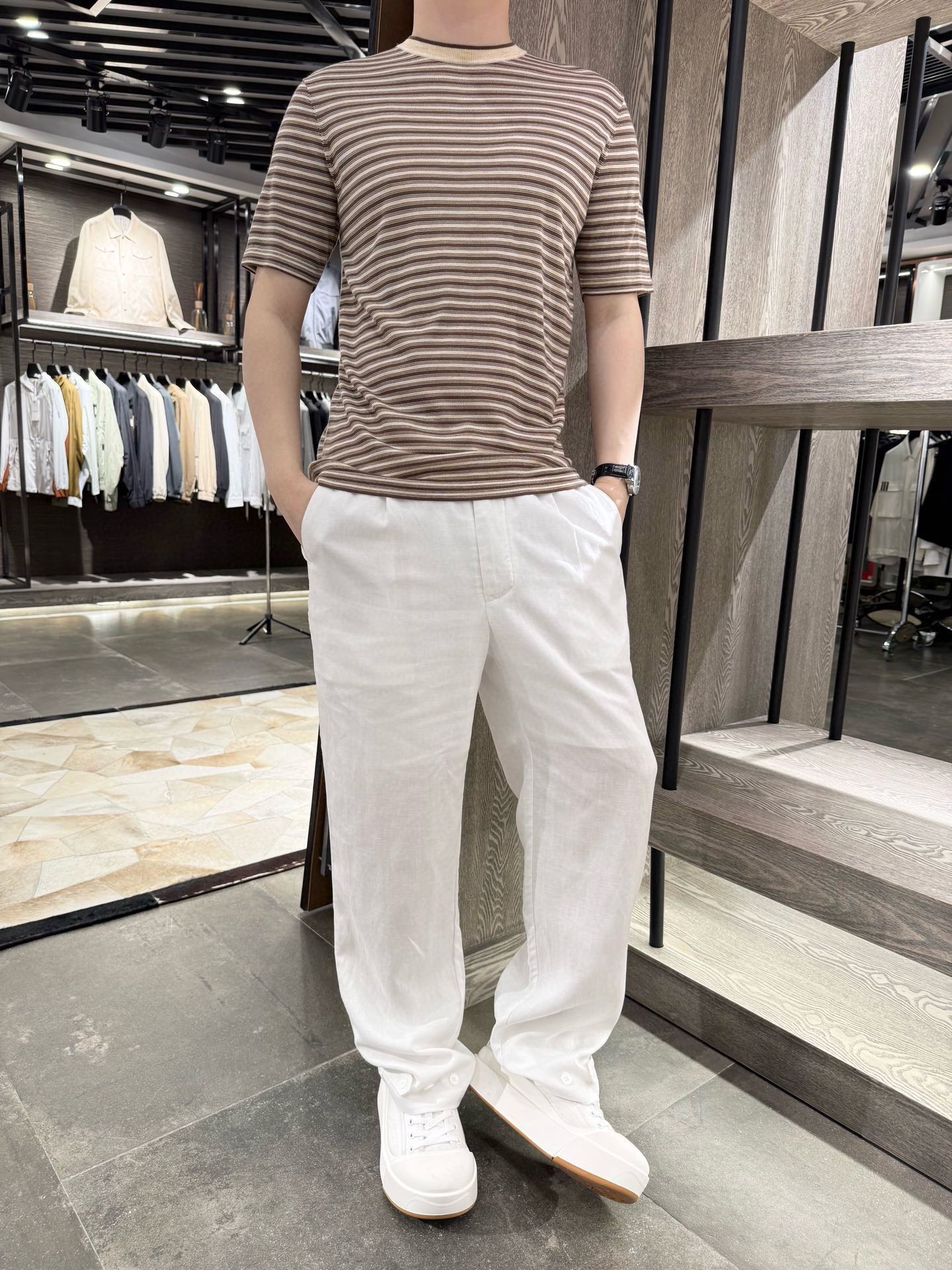 NO:466116,LP-2025 fashionable retro striped linen Tianshi short-sleeved T-shirt, the fabric is very soft, comfortable and breathable, the off-white ingredient is 80 acrylic 20 linen yarn, the dark brown ingredient is 80 Tianshi 20 wool, the materials are excellent, the striped design is retro and yet stylish, creating a casual fashion atmosphere, the number S-2XL (model 180/wear M, with Hong Kong Lane Crawford gift box packaging), loro piano, T-shirt,tees, t-shirt,alexander wang19860909LP-2025时尚复古条纹亚麻天丝短袖T恤,面料非常的柔软舒适透气,米白色成份是80腈纶20亚麻纱线,深咖色成份是80天丝20羊毛,用料上乘,条纹设计,复古又不失格调,营造出随性的时尚氛围,码数S-2XL(模特180/穿M,配香港连卡佛礼盒包装),,loro piana,T-shirt,tees，t-shirt,alexander wang,Men's clothing