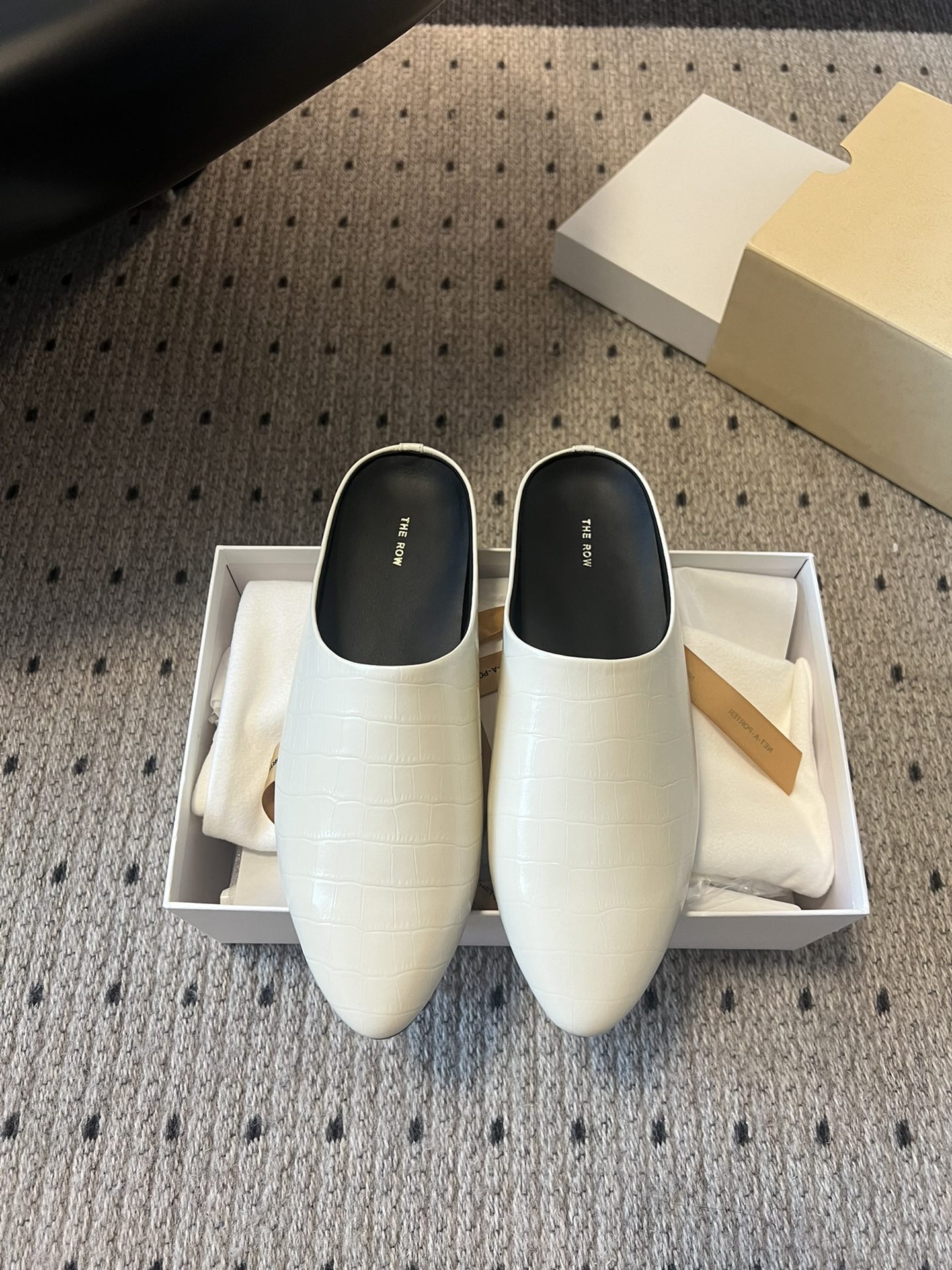 NO:442807,Purchase grade Dongguan factory high-quality The ro* 25SS cowhide half-pack slippers I fell in love with this shoe at first sight. It looks good with a little retro flavor and is always minimalist. It has no logo embellishment. Simple is high-end. This is definitely a must-have item for fashionable experts!  The whole pair of shoes seems simple, but the craftsmanship is difficult. It is made by a full leather case bag, made by the master, super waste, it is comfortable, soft and skin-friendly to wear on your feet. You should not worry about the feeling of your feet. It is inevitable to wear it. If you don’t wear it, you don’t want to take it off when wearing it. If you have high requirements for the feel of your feet, you can close your eyes and enter it. It is simple and versatile!  Cowhide upper inner sheepskin outsole leather outsole size35-40 (40 custom made without return or exchange), semi-torque, slippers, cowhide, sheepskin, Leather soles19860909代购级 莞厂高品质The ro* 25SS牛皮半包拖鞋 第一眼看到这个鞋子就爱上了,带点复古味随意搭配都好看,一贯极简风格,没有任何logo点缀,简单即是高级,这款绝对是时髦达人的必备单品！ 整双鞋子看似简单其实工艺很难,采用全皮套包制作工艺,老师傅制作,超级废料,上脚裸穿舒适柔软亲肤,脚感方面完全不可担心,好穿是必然的,穿若无穿的上脚体验,穿上就不想脱的款,对脚感要求高的闭眼入它,简约百搭款！ 鞋面牛皮 内里羊皮 大底真皮大底 size35-40（40定制不退换）,半拖,slippers,cowhide,sheepskin,Leather soles,Women's Shoes