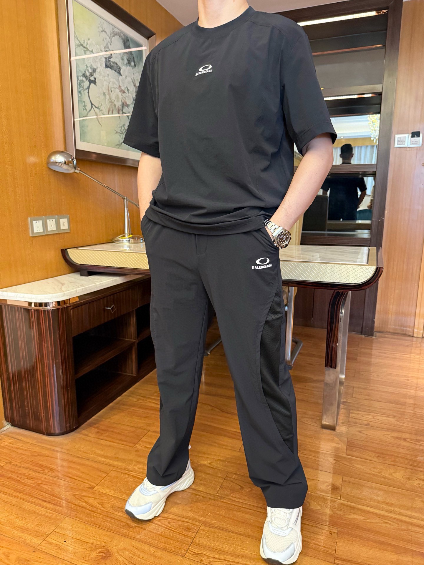 NO:466141,Balenciaga - the latest hit quick-drying casual set in 2025 counters is shipped, and hot-selling items in European and American counters!  Quick-drying black technology fabric, bid farewell to the embarrassment of sweat stains; straight-tube style + three-dimensional tailoring, making it look slim and covers the flesh; embroidered with LOGO, simple and yet stylish. It is versatile and not picky, and it can be unlocked directly when worn!  Easily manage various occasions, keep your eyes closed and don’t step on the thunder!  Size 48-56 (model 173/130 wears 48, with Hong Kong Lane Crawford gift box packaging), ,balenciaga,alexander wang19860909巴黎世家-2025专柜最新爆款速干休闲套装出货 欧美专柜热销单品！速干黑科技面料,告别汗渍尴尬；直筒版型+立体剪裁,显瘦遮肉一绝；刺绣LOGO点缀,简约又不失格调.百搭不挑人,穿上直接解锁时尚新高度！轻松驾驭各种场合,夏日穿搭闭眼入不踩雷！尺码48-56（模特173/130穿48,配香港连卡佛礼盒包装）,,balenciaga,alexander wang,Men's clothing