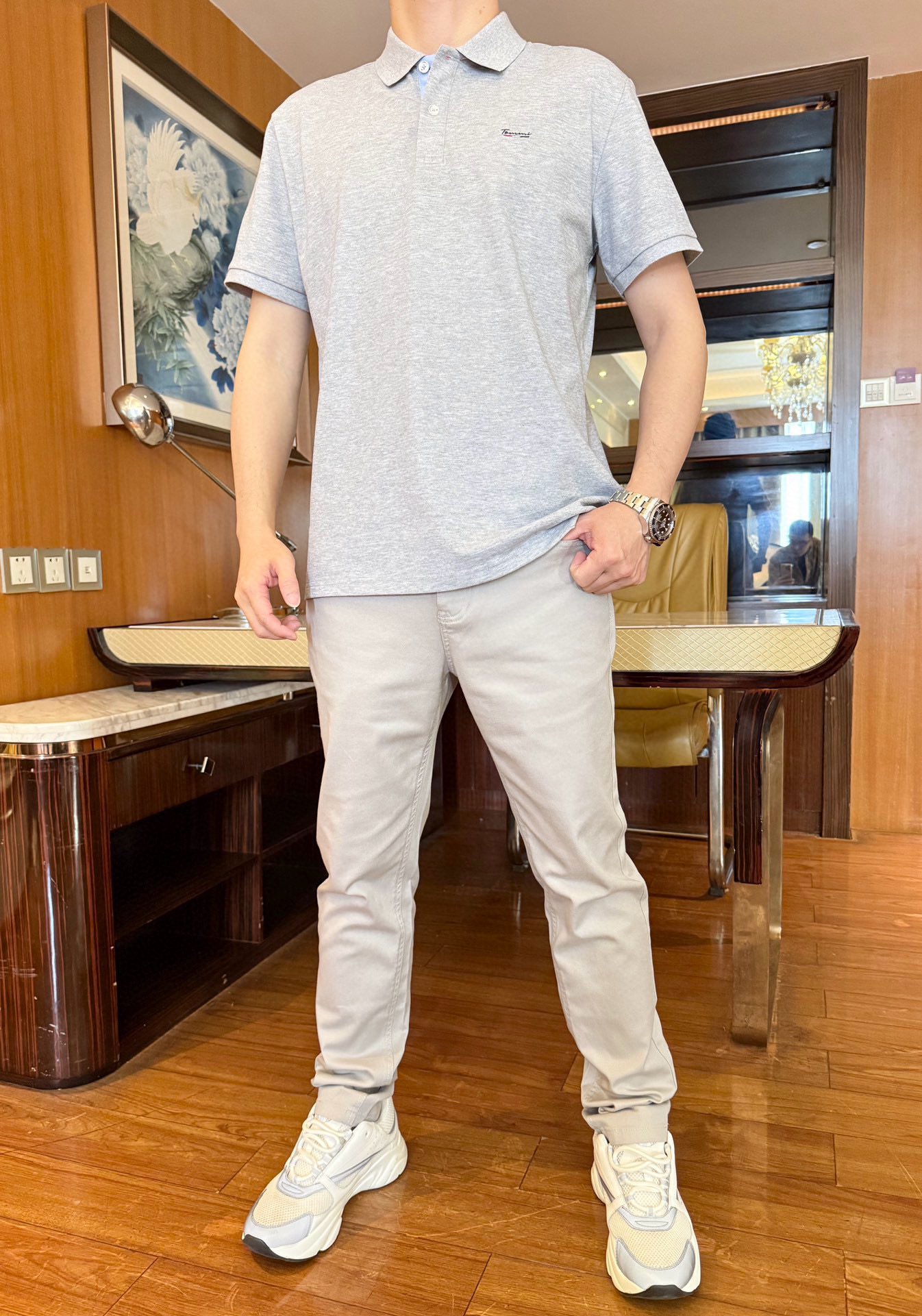 NO:466148,The latest spring casual pants in TF-2025 counters are shipped, and European and American counters are on sale at the same time!  Selected custom fabrics imported from Italy with a straight slim fit design, custom buttons and limited leather marks show personality, and the upper body effect is visible. The number of codes is 28-36 (model 173/130 wears 31, with Hong Kong Lane Crawford portable handbag),,tom ford,alexander wang19860909TF-2025专柜最新春款休闲裤出货,欧美专柜同步发售！精选意大利进口定制面料搭配直筒修身设计,定制的纽扣和限定皮标彰显个性,上身效果看得见.码数28-36（模特173/130穿31,配香港连卡佛便携手袋）,,tom ford,alexander wang,Men's clothing