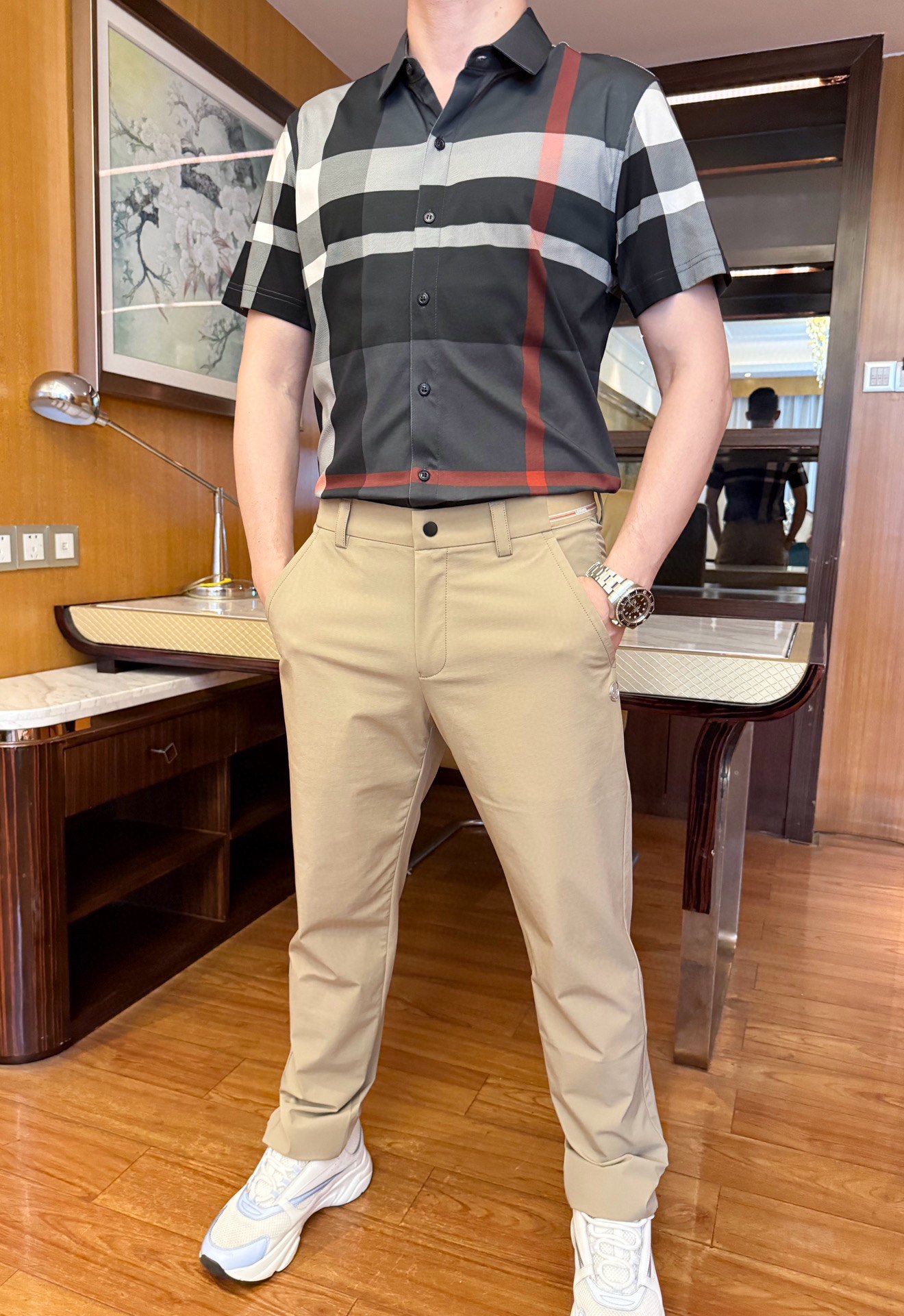 NO:466160,Burberry - the latest hot shirts are shipped, and the best-selling items in Europe and the United States!  Selected Italian custom-made tinsel cotton fabrics with simple and elegant designs, the latest contrasting color plaid is elegant and fashionable. You are definitely worthy of having it. Number of codes 48-56 (model 173/130 wears 48 sizes, with Hong Kong Lane Crawford gift box packaging), burberry, alexander wang19860909巴宝莉-最新爆款衬衣出货 欧美热销单品！精选意大利定制天丝棉面料搭配简约大方的设计,最新撞色格纹雅致不失时尚 您绝对值得拥有.码数48-56（模特173/130穿48码,配香港连卡佛礼盒包装）,,burberry,alexander wang,Men's clothing