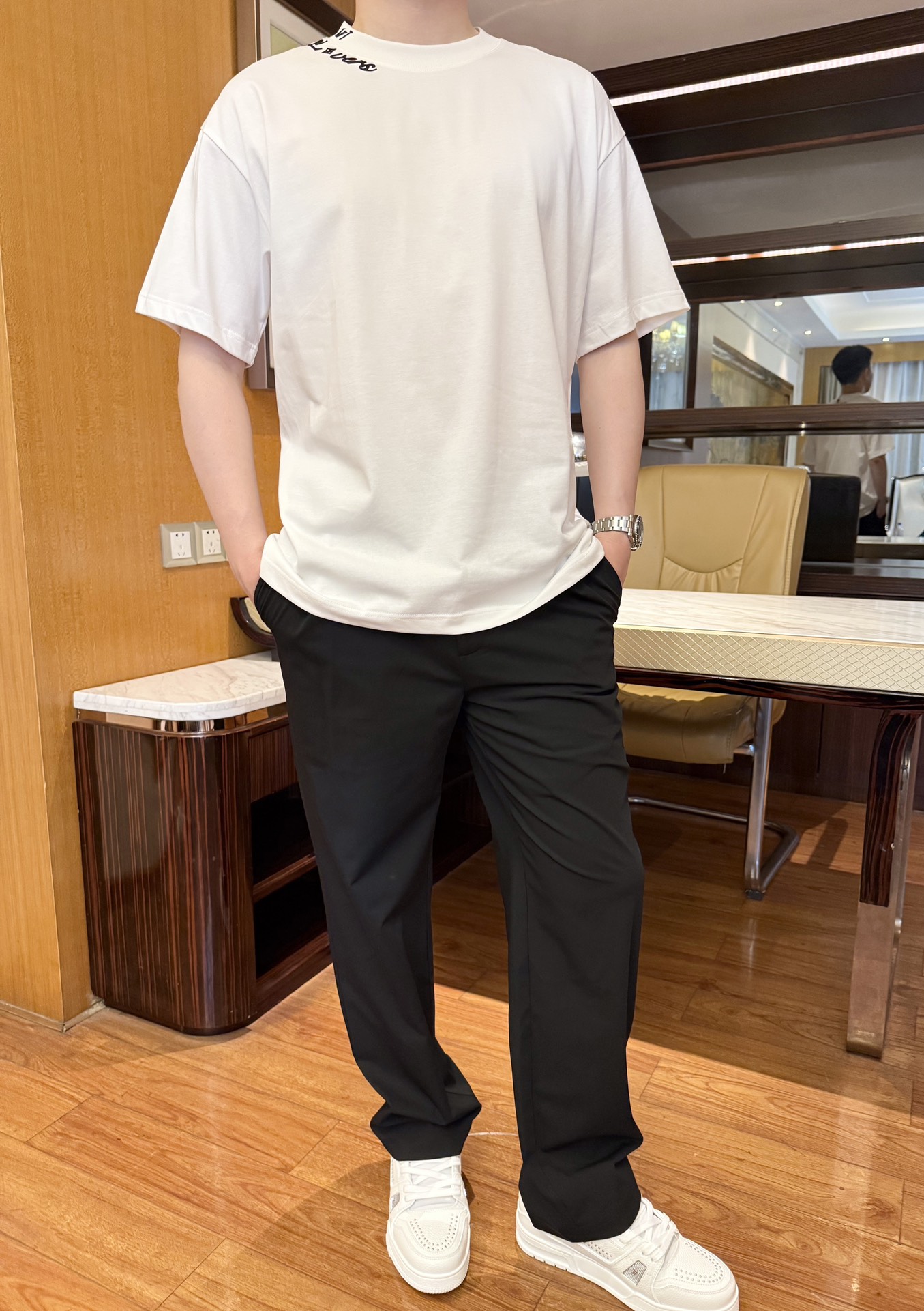 NO:466182,Louis Vuitton - the latest hot T-shirt shipment in 2025, hot-selling items in Europe and the United States!  Selected Italian imported fine cotton fabrics with the latest design, unique neckline brand English embroidery to show fashion, the upper body effect can be seen. Code number M-XXL (model 180/wear M, with Hong Kong Lane Crawford gift box packaging), louis vuitton,tees, t-shirt, alexander wang19860909路易威登-2025最新爆款T恤出货 欧美热销单品！精选意大利进口精棉面料搭配最新的设计,领口独特品牌英文刺绣彰显时尚 上身效果看得见.码数M-XXL（模特180/穿M,配香港连卡佛礼盒包装）,,louis vuitton,tees，t-shirt,alexander wang,Men's clothing