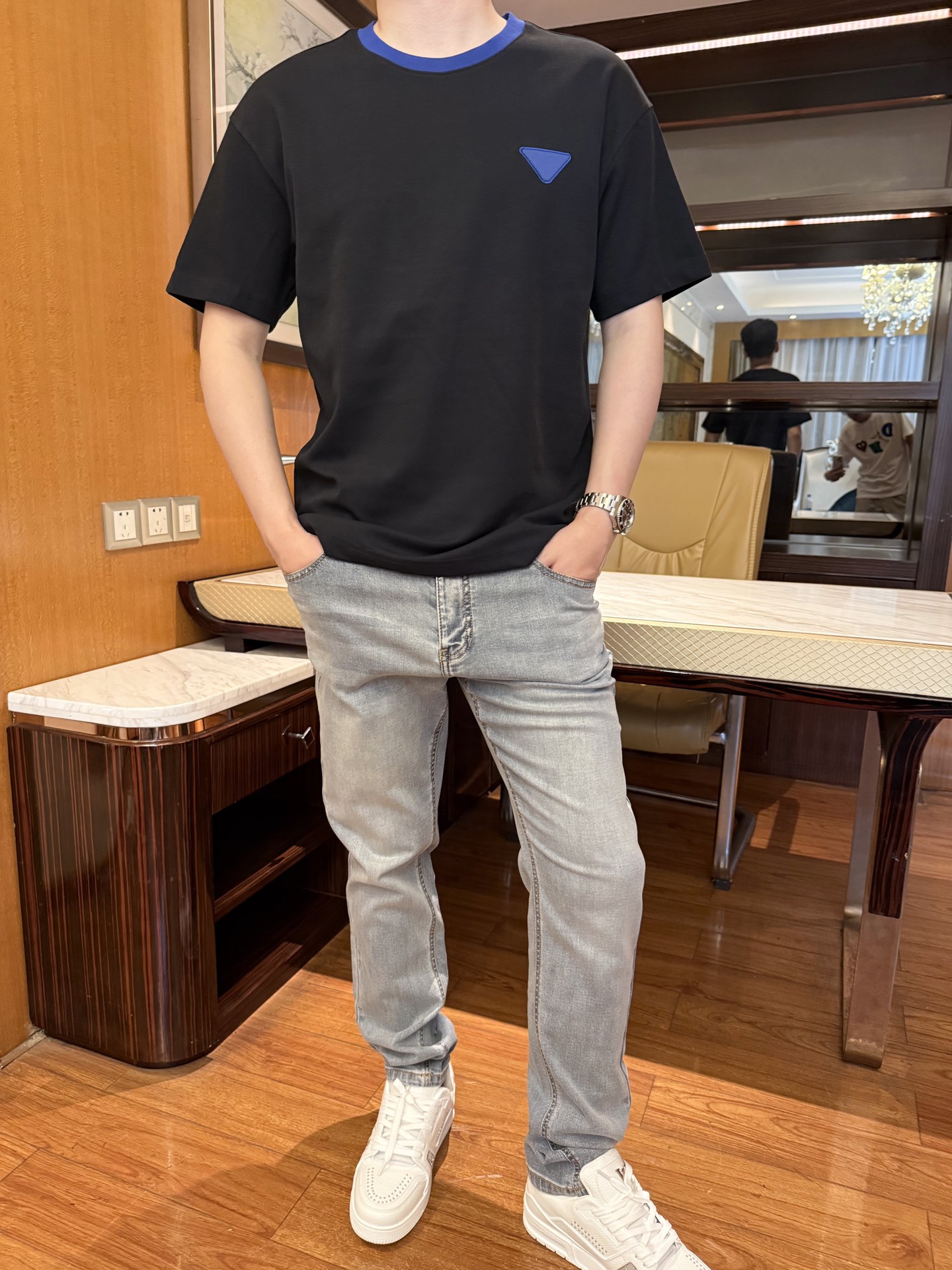 NO:466189,Prada-2025 latest hot T-shirt shipment, hot-selling items in Europe and the United States!  Selected Italian imported fine cotton fabrics with the latest design, the triangle mark on the chest highlights the fashion, and the upper body effect can be seen. S-XXL (model 180/wear M, with Hong Kong Lane Crawford gift box packaging), prada,tees, t-shirt, alexander wang19860909普拉达-2025最新爆款T恤出货 欧美热销单品！精选意大利进口精棉面料搭配最新的设计,胸口的三角标彰显时尚 上身效果看得见.码数S-XXL（模特180/穿M,配香港连卡佛礼盒包装）,,prada,tees，t-shirt,alexander wang,Men's clothing